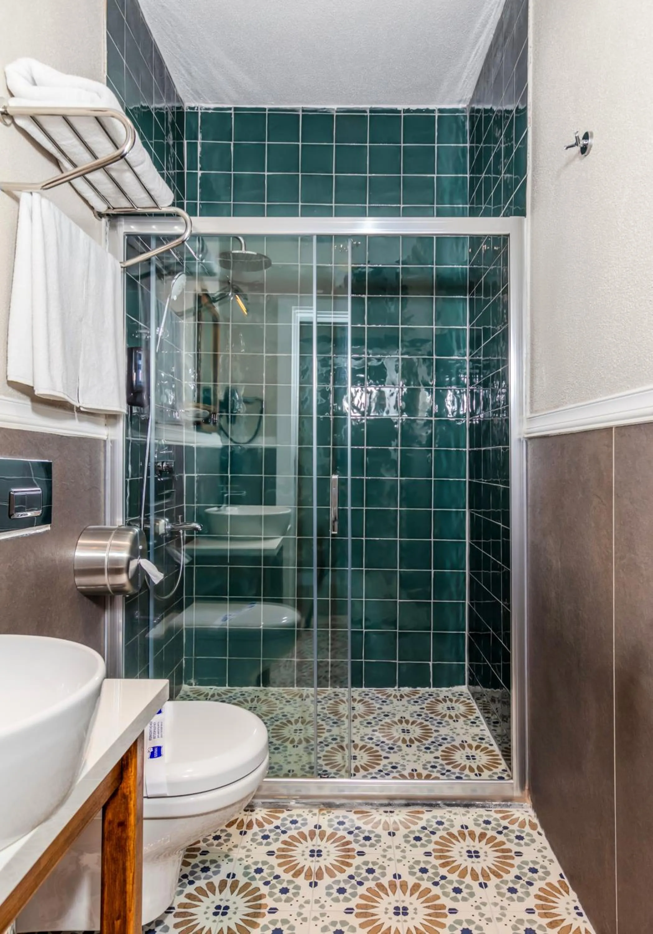 Shower in Nenessa Airport Hotel