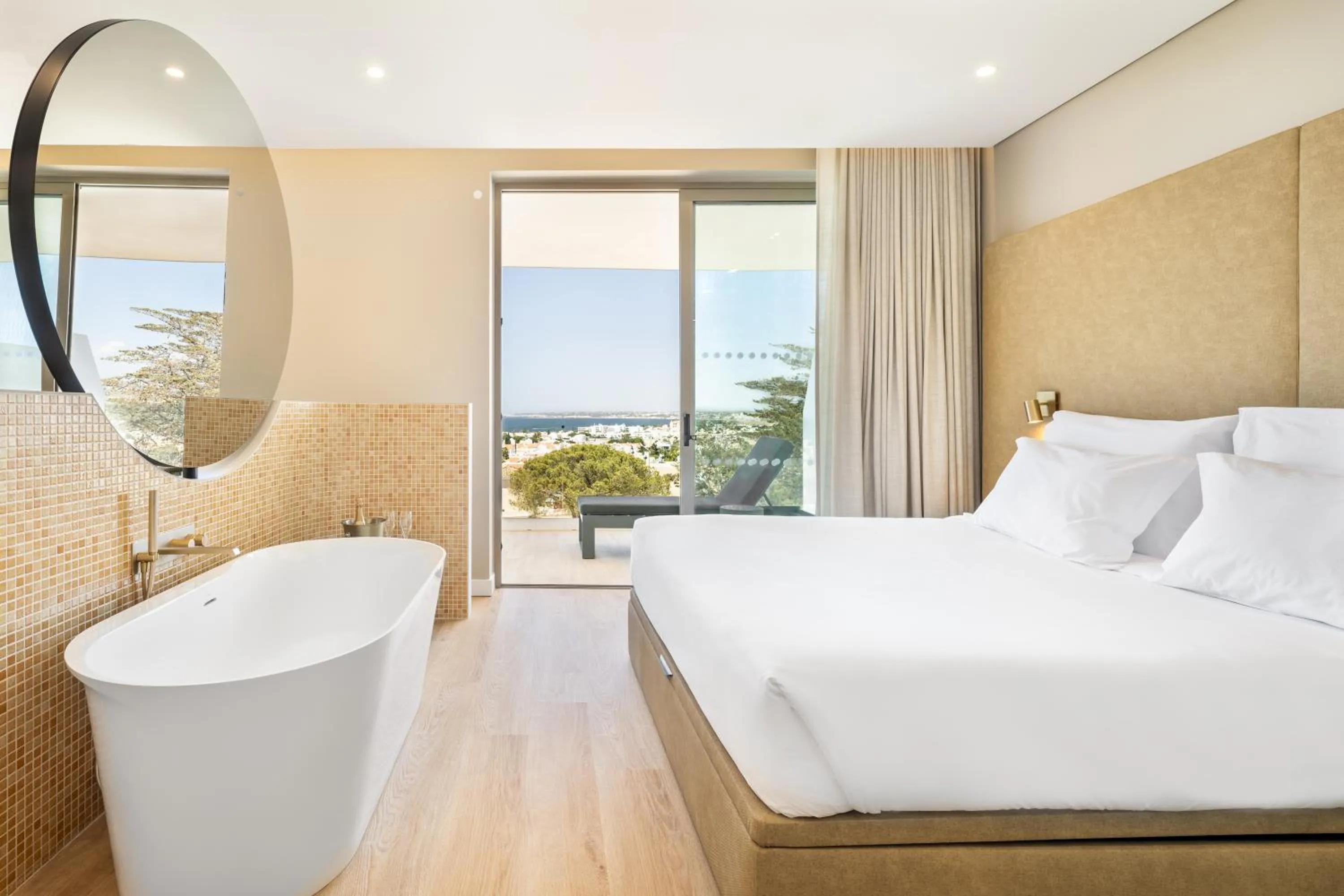 Bedroom, Bed in Castelo Suites Hotel