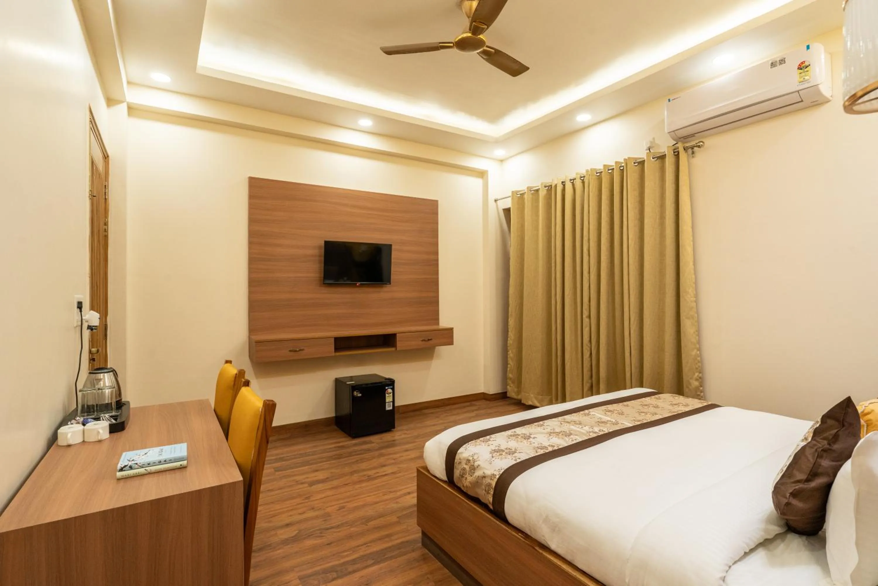 Bed in Lime Tree Hotel & One Bed Room Serviced Apartment - Noida Next to Sector 50 Metro with Party Venue