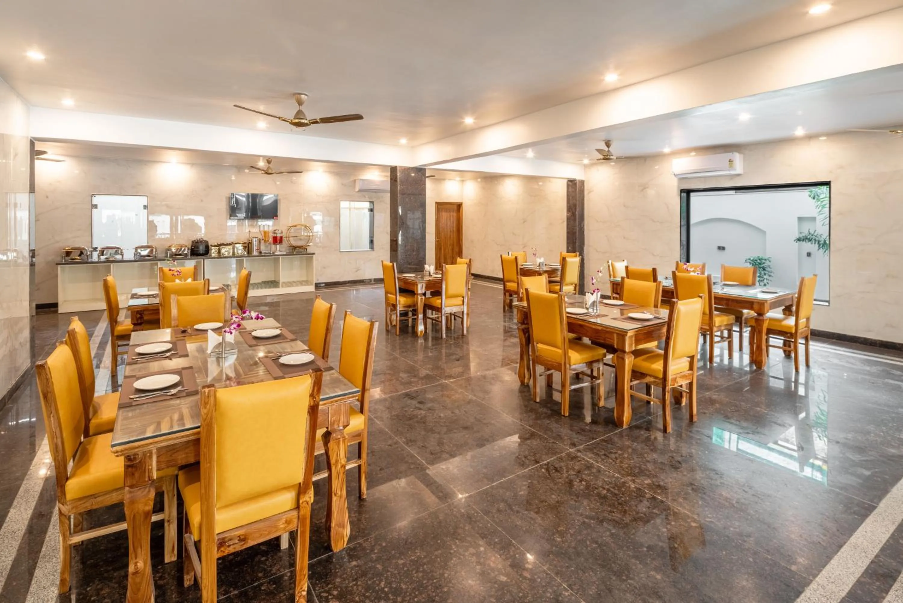 Restaurant/places to eat in Lime Tree Hotel & One Bed Room Serviced Apartment - Noida Next to Sector 50 Metro with Party Venue