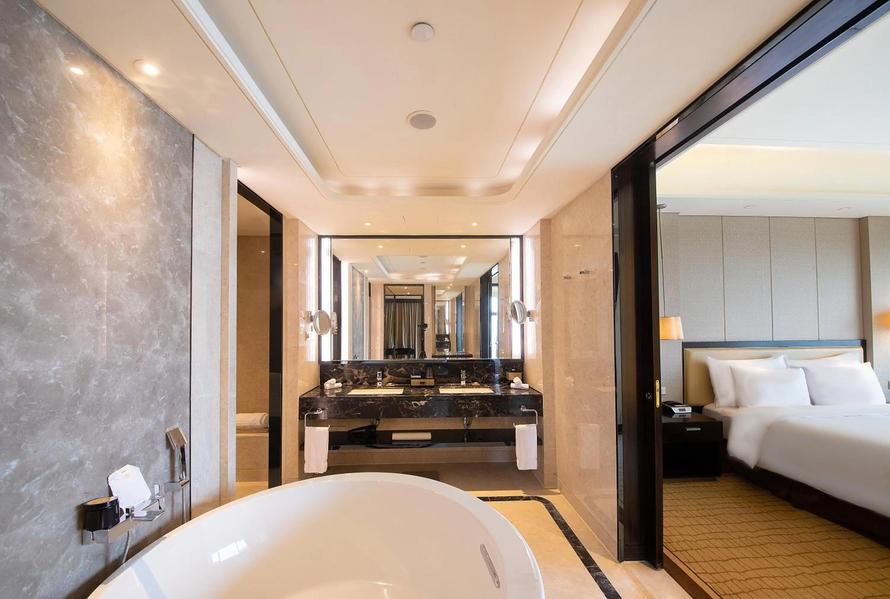 Bathroom, Bed in Junluxe Hotel Guangzhou Zengcheng-Free Shuttle Bus For Canton Fair