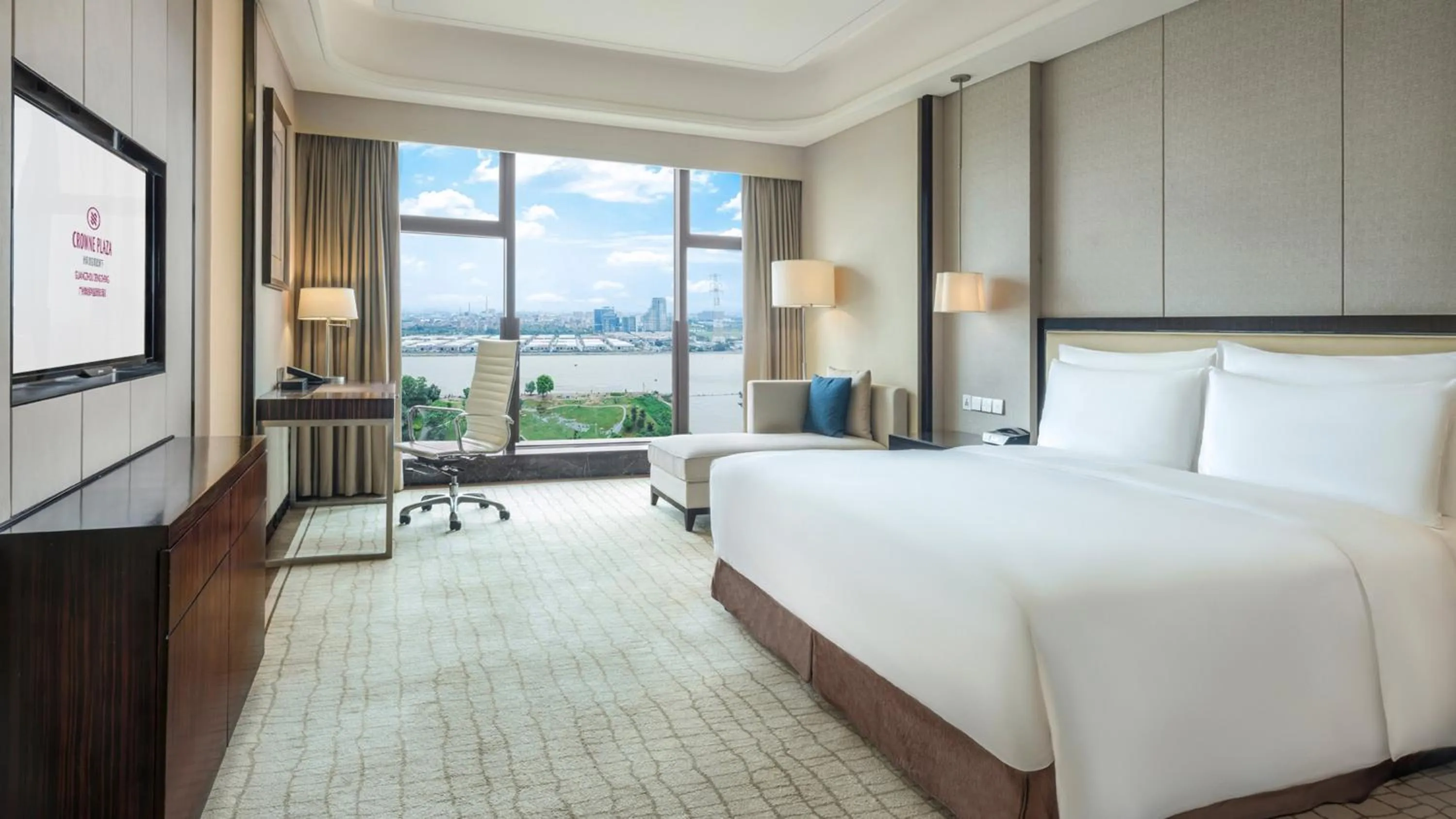 Photo of the whole room, Bed in Junluxe Hotel Guangzhou Zengcheng-Free Shuttle Bus For Canton Fair