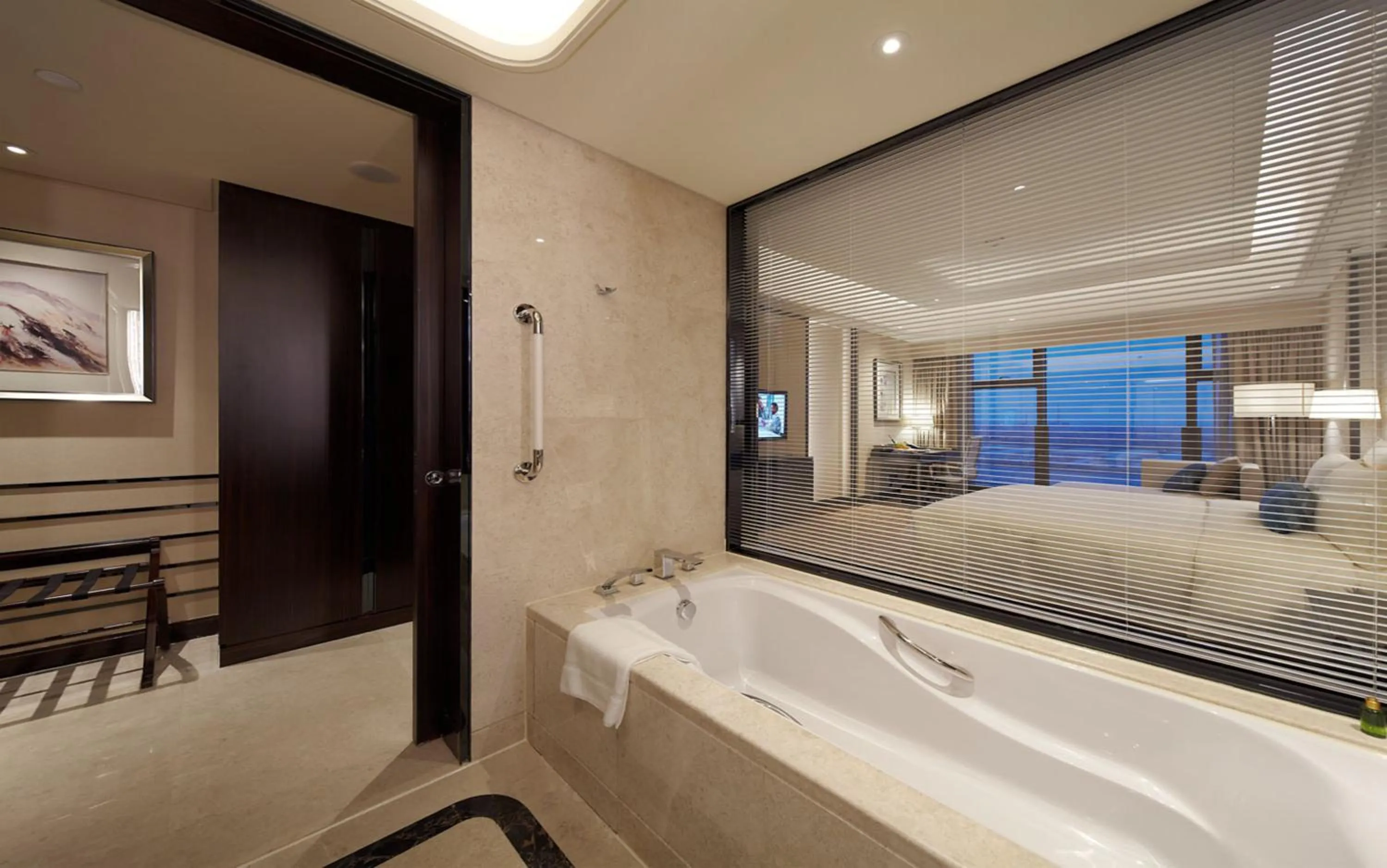 Bathroom, Bed in Junluxe Hotel Guangzhou Zengcheng-Free Shuttle Bus For Canton Fair