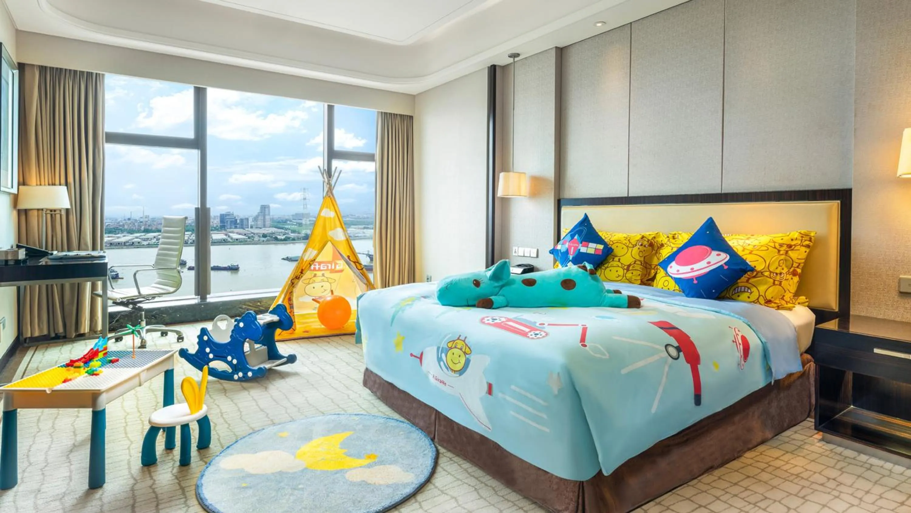 Photo of the whole room, Bed in Junluxe Hotel Guangzhou Zengcheng-Free Shuttle Bus For Canton Fair