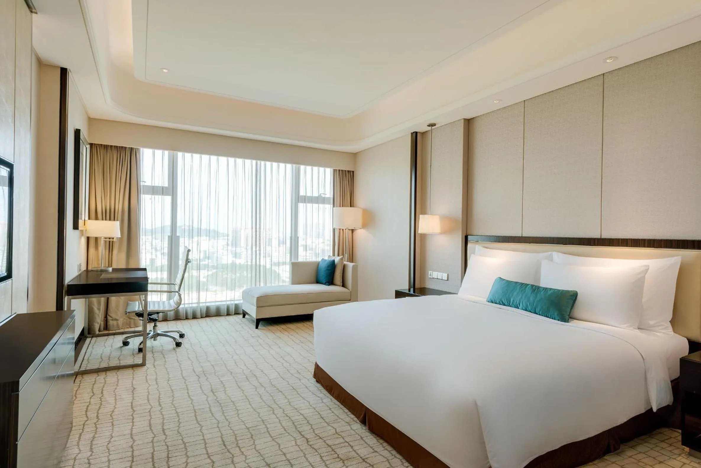 Property building, Bed in Crowne Plaza Guangzhou Zengcheng, an IHG Hotel