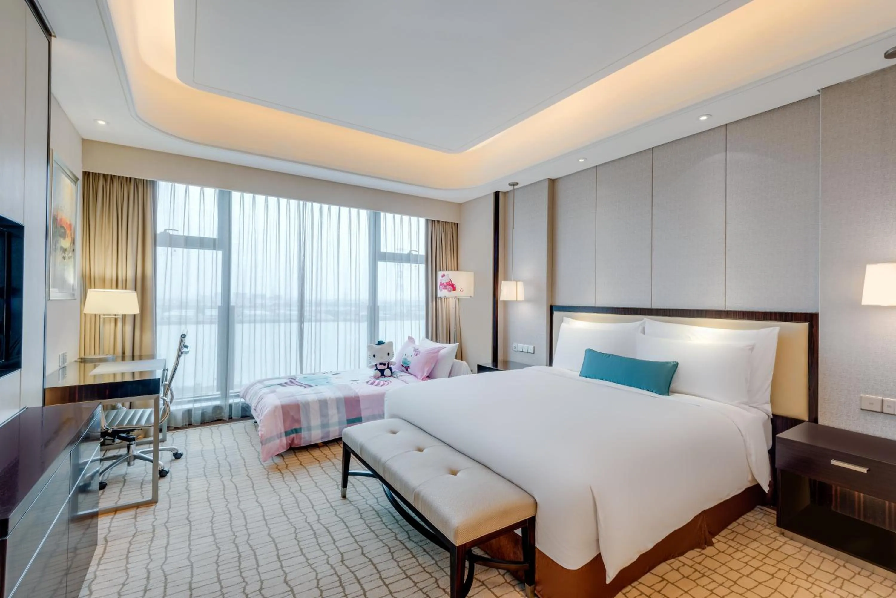 Photo of the whole room, Bed in Junluxe Hotel Guangzhou Zengcheng-Free Shuttle Bus For Canton Fair