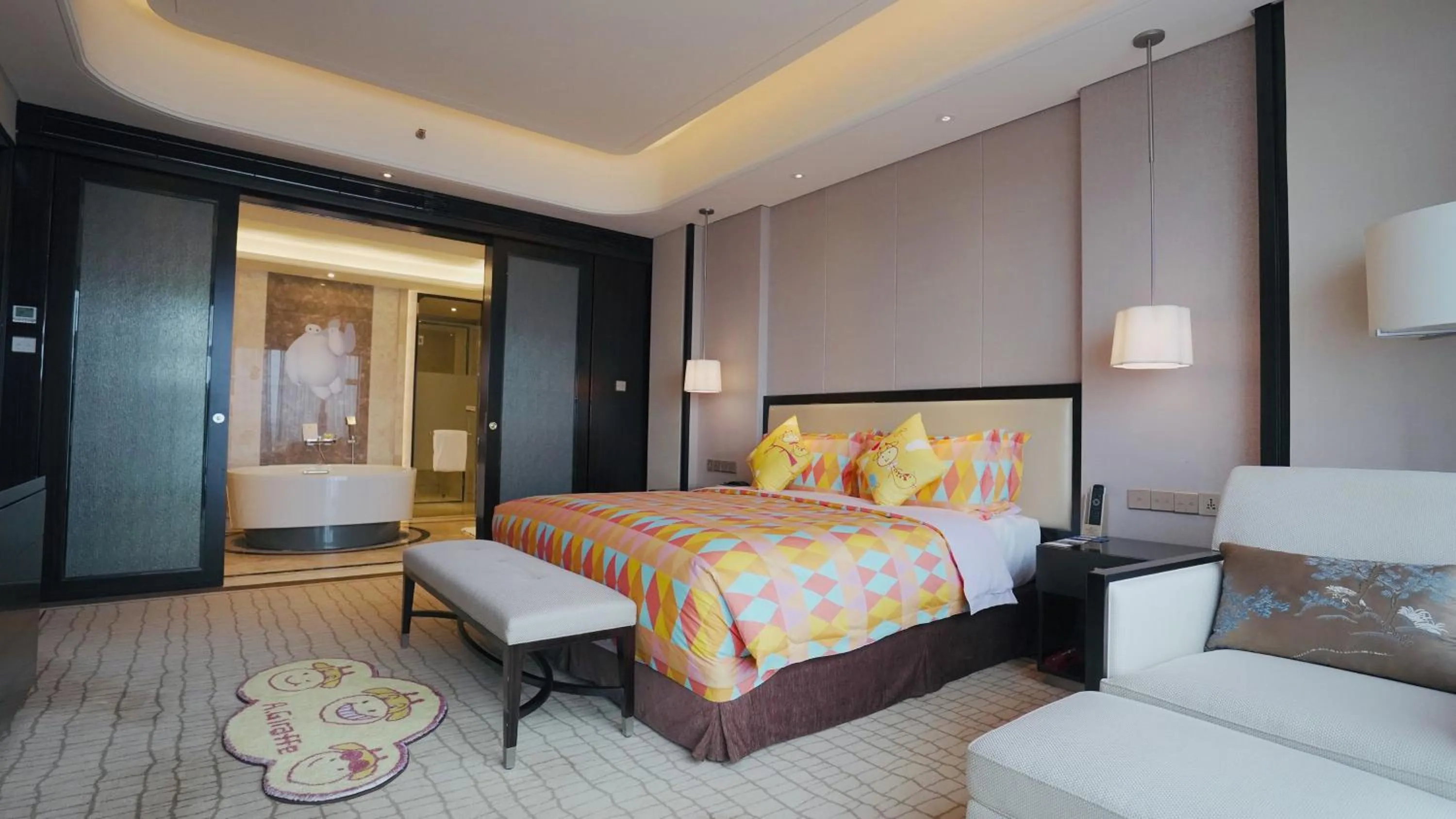 Photo of the whole room, Bed in Junluxe Hotel Guangzhou Zengcheng-Free Shuttle Bus For Canton Fair
