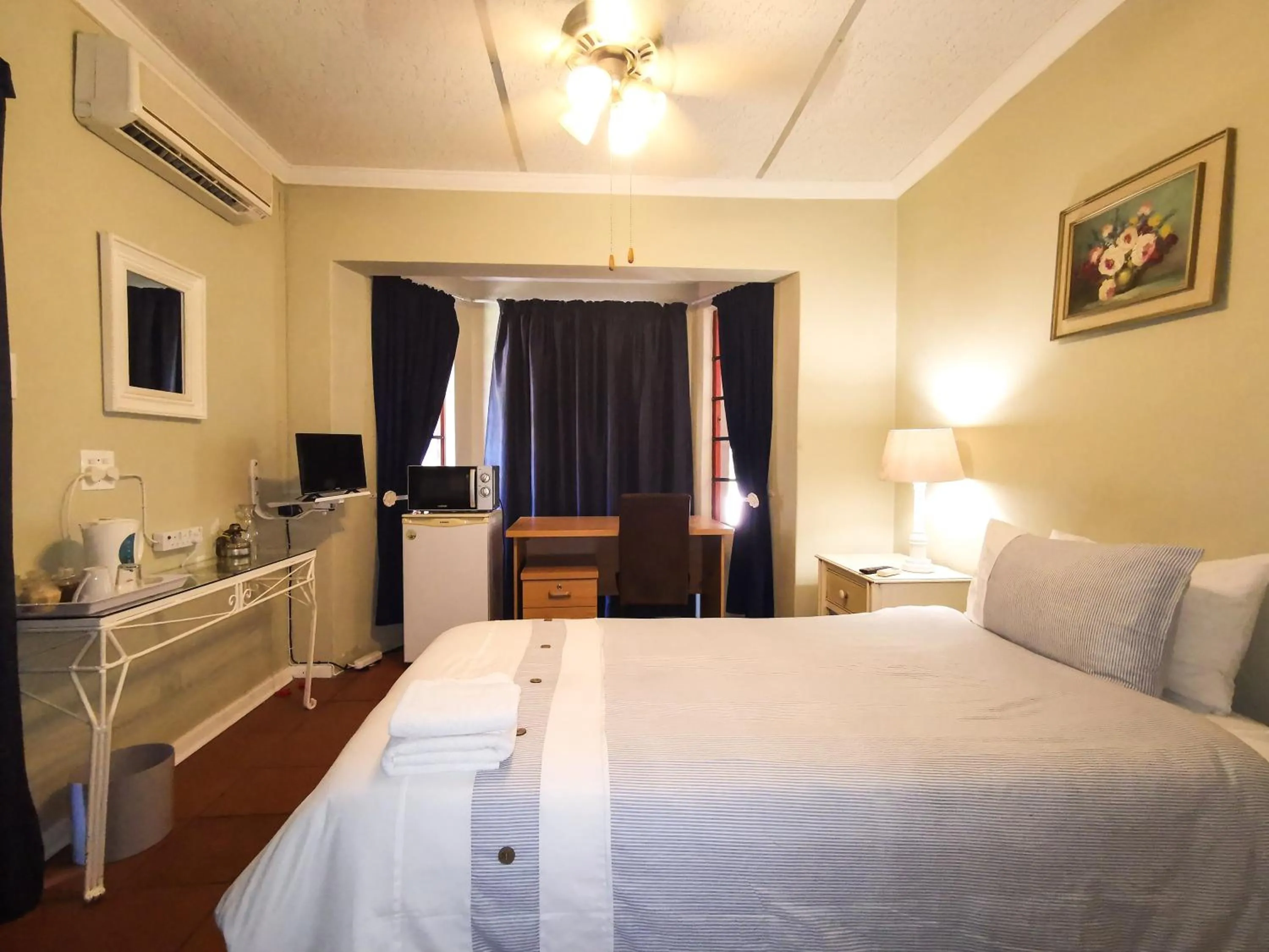 Bedroom, Bed in Loerie Guesthouse