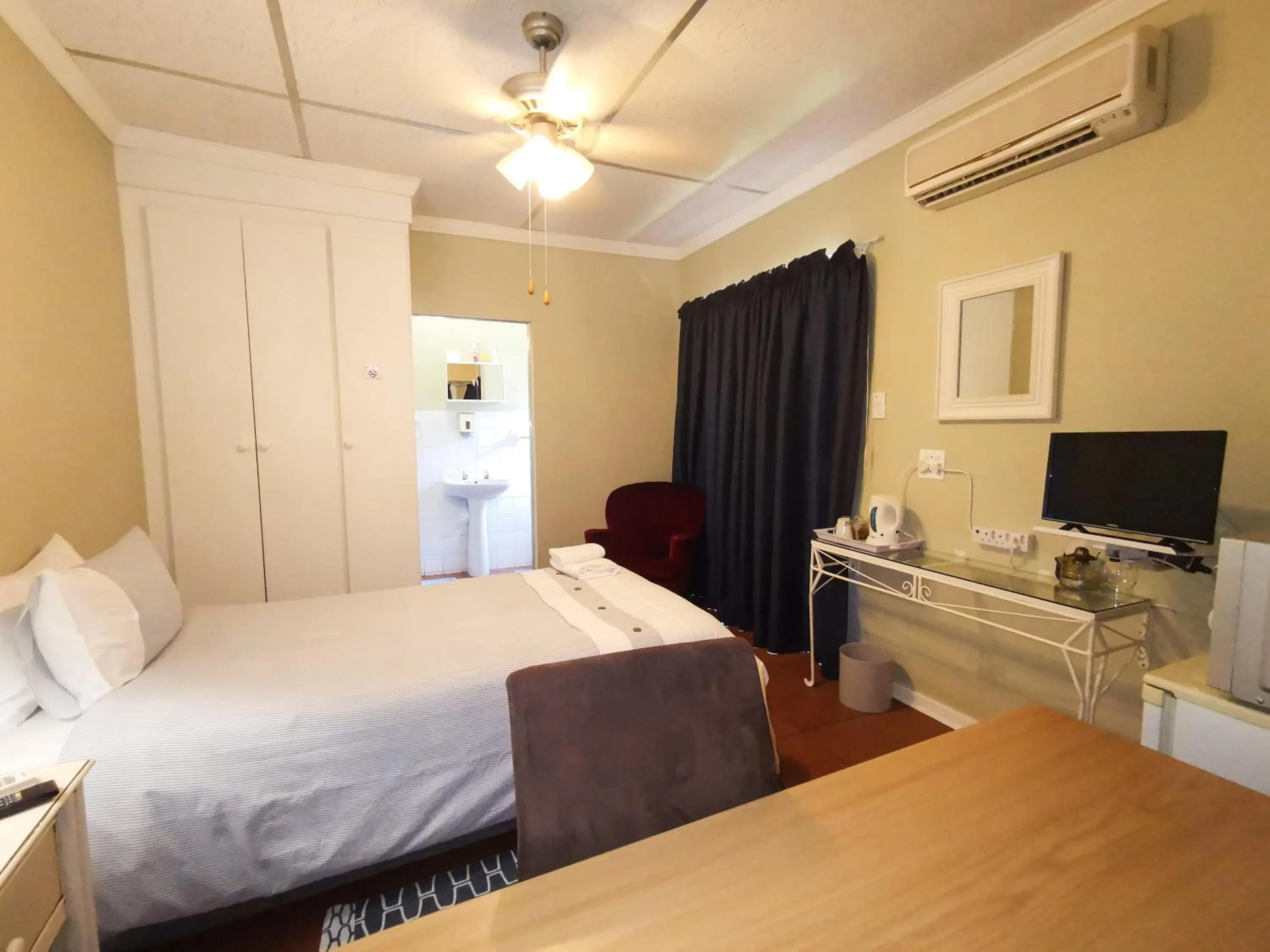 Bedroom, Bed in Loerie Guesthouse