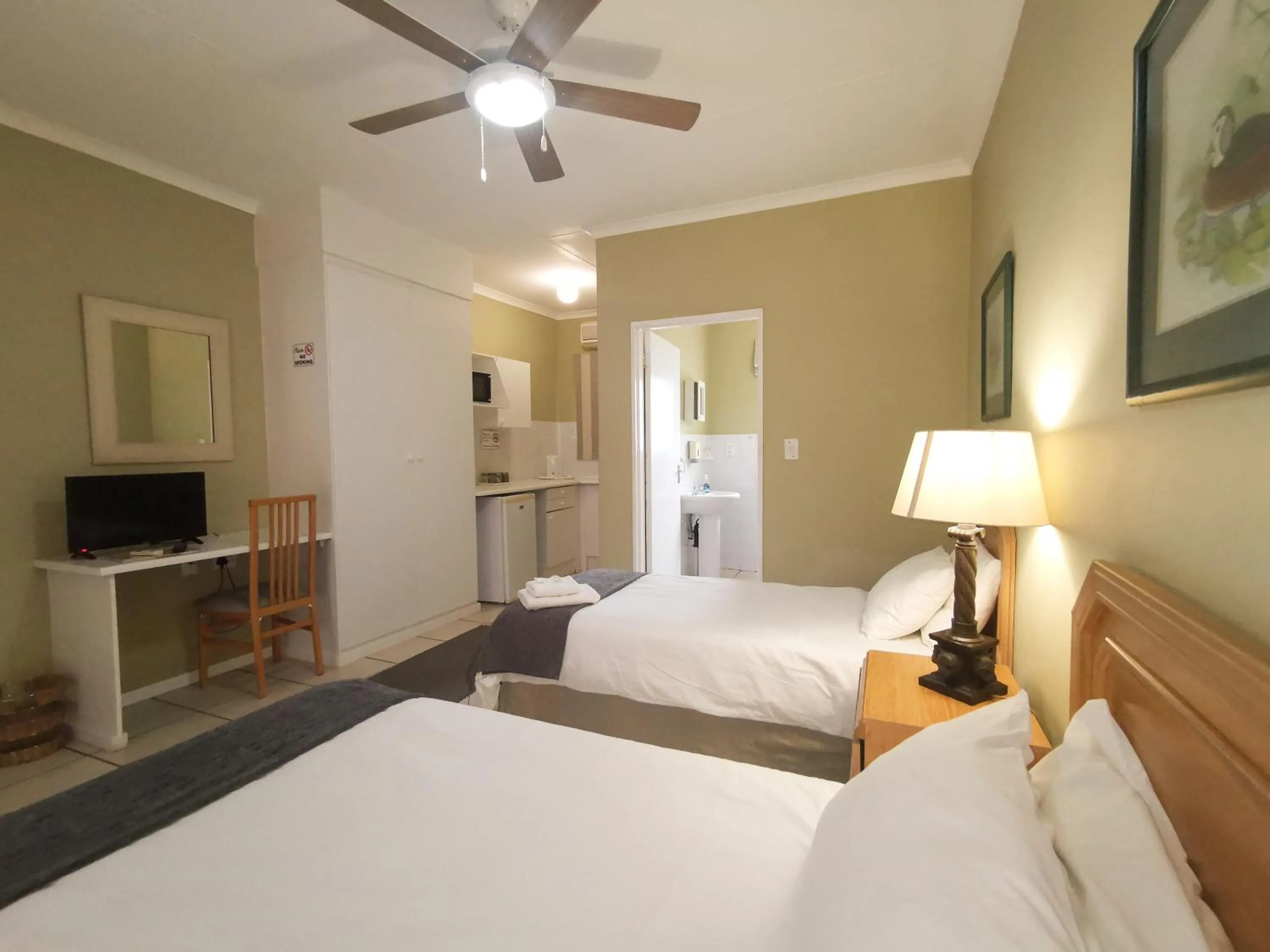 Bedroom, Bed in Loerie Guesthouse