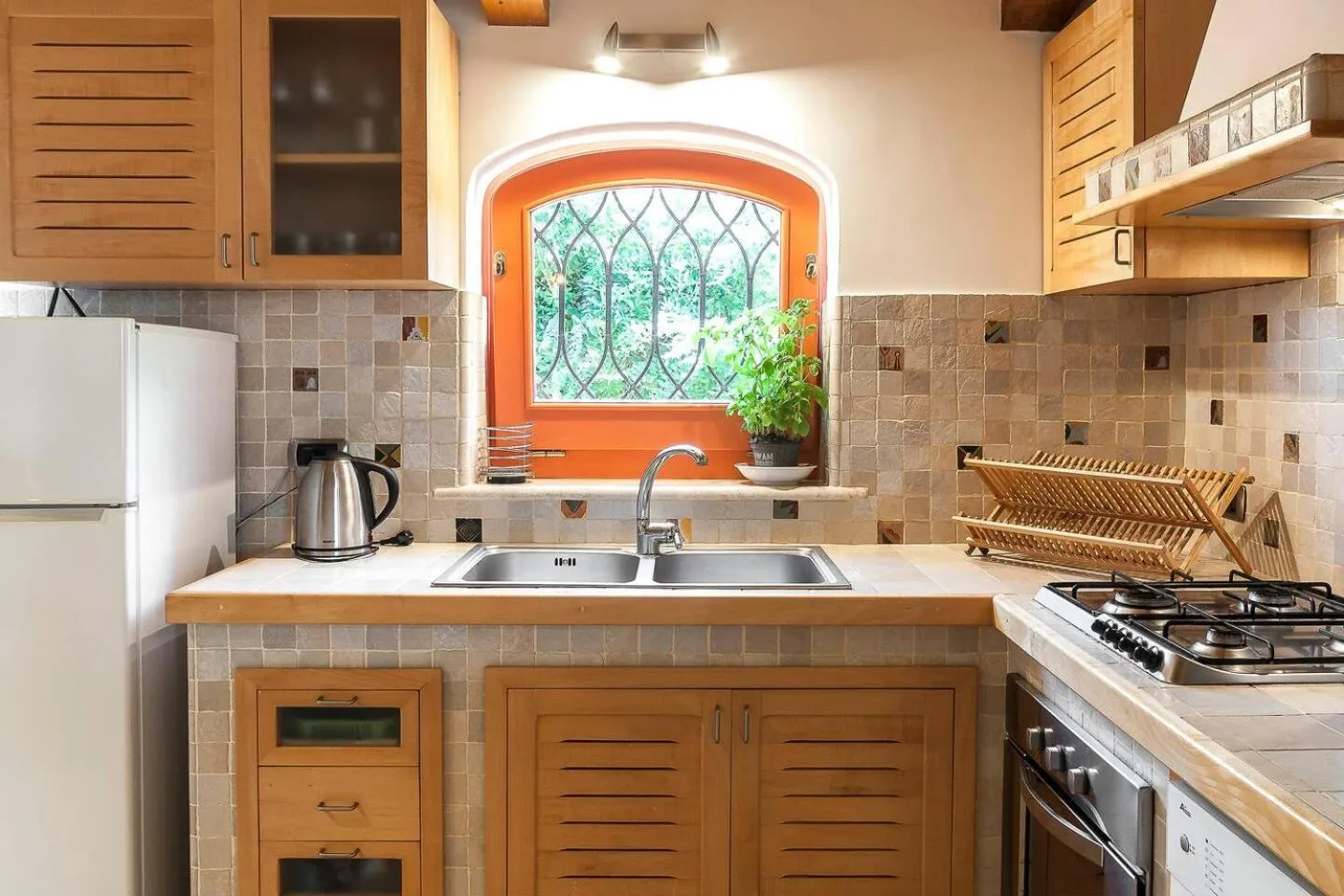 Kitchen or kitchenette in Villa LA CESA & Villino LA CASETTA Holiday Houses CON JACUZZI