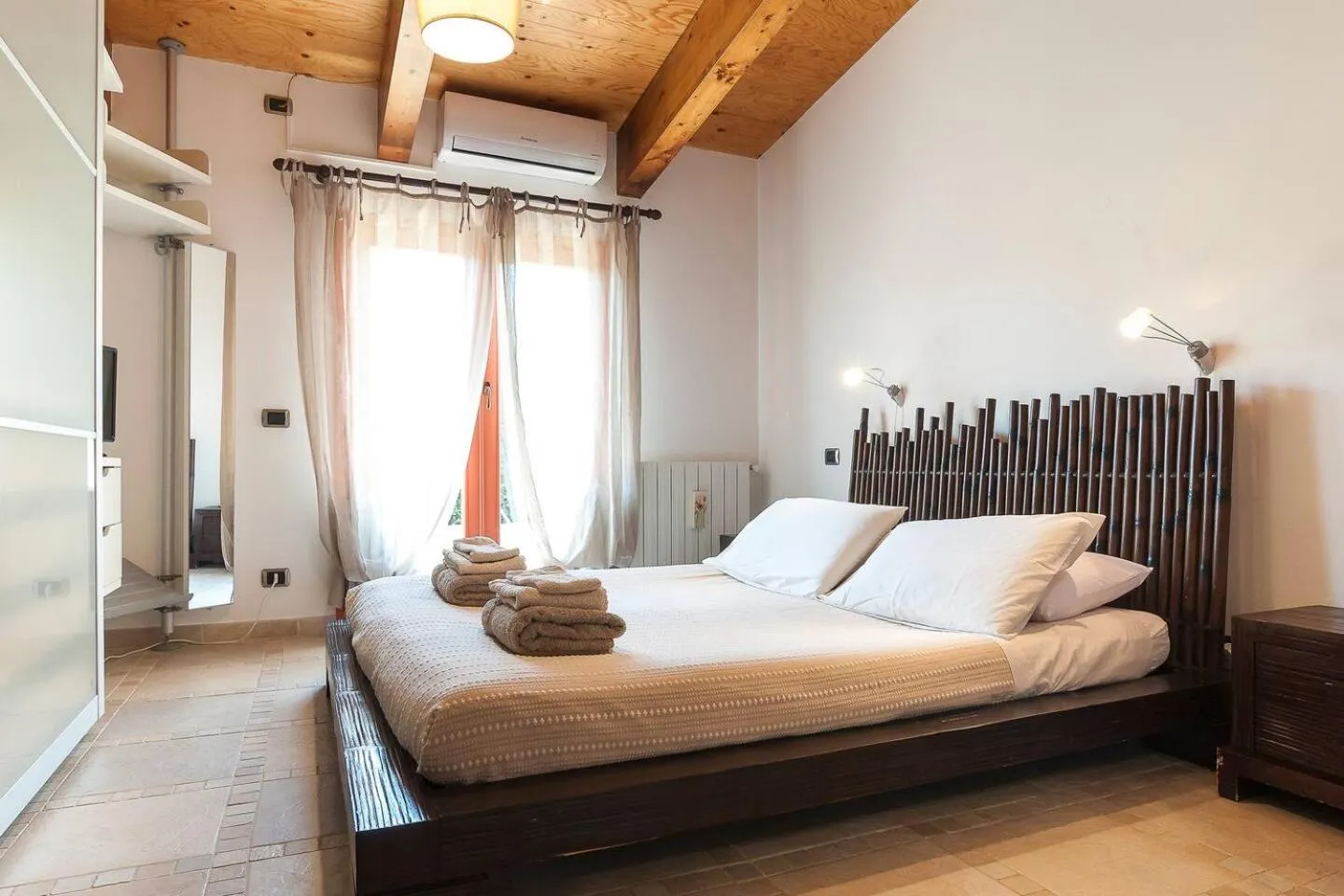 Bed in Villa LA CESA & Villino LA CASETTA Holiday Houses CON JACUZZI