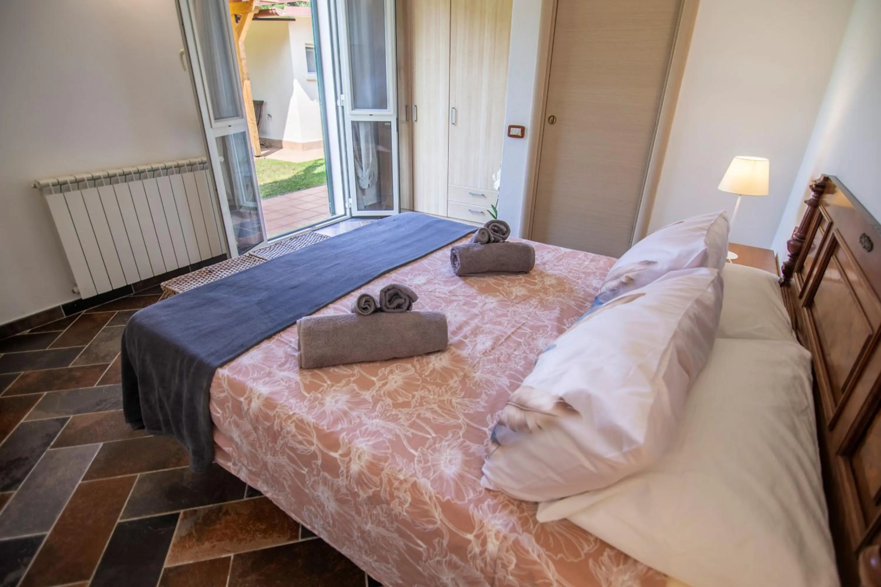 Bed in Villa LA CESA & Villino LA CASETTA Holiday Houses CON JACUZZI