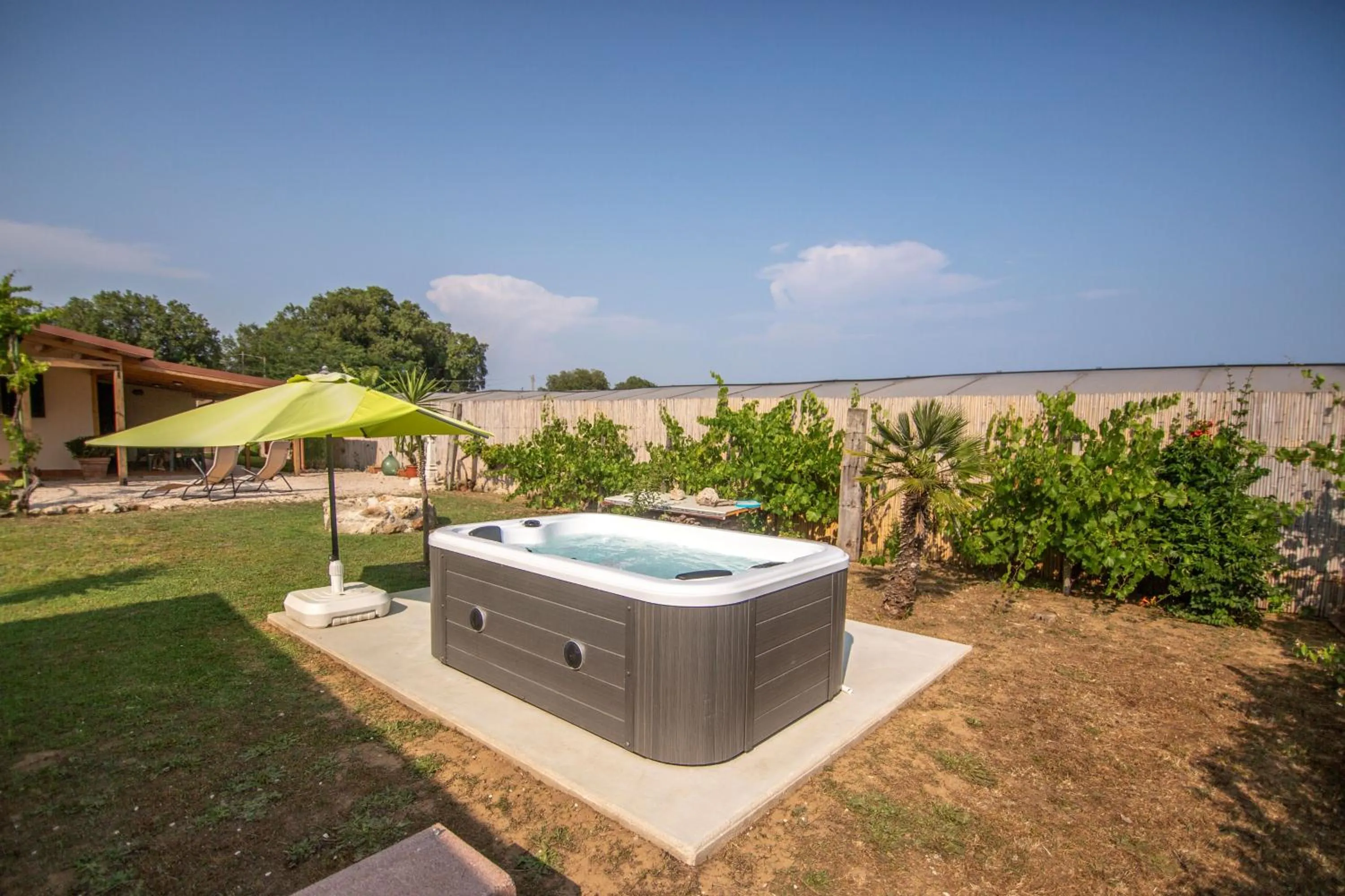 Patio in Villa LA CESA & Villino LA CASETTA Holiday Houses CON JACUZZI