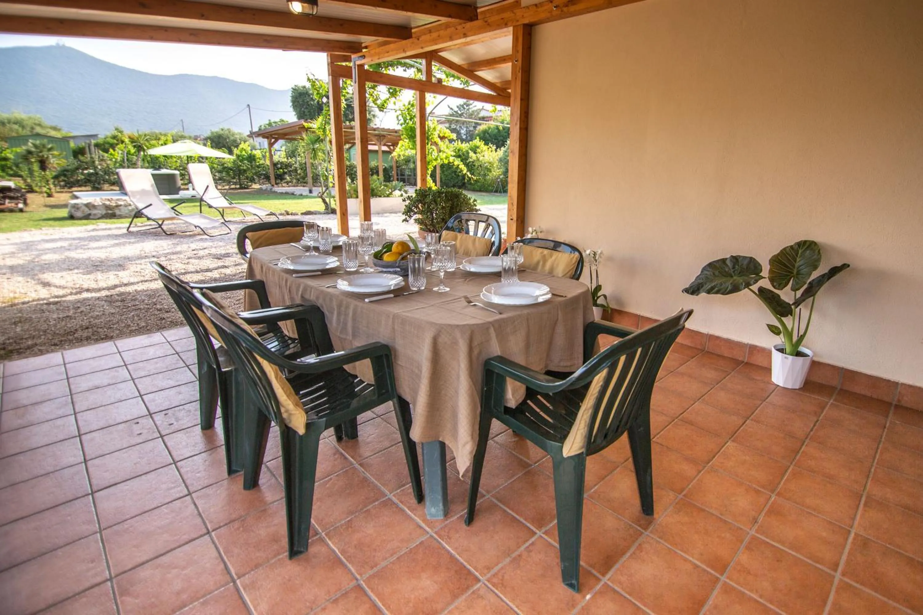 Patio in Villa LA CESA & Villino LA CASETTA Holiday Houses CON JACUZZI