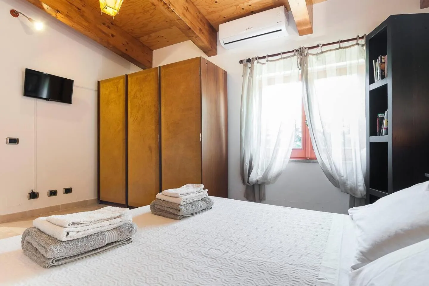 Bed in Villa LA CESA & Villino LA CASETTA Holiday Houses CON JACUZZI