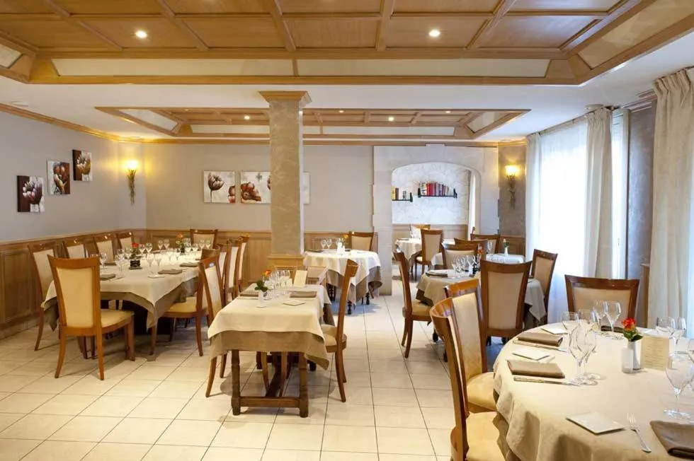 Restaurant/places to eat in Logis Le Cheval Rouge