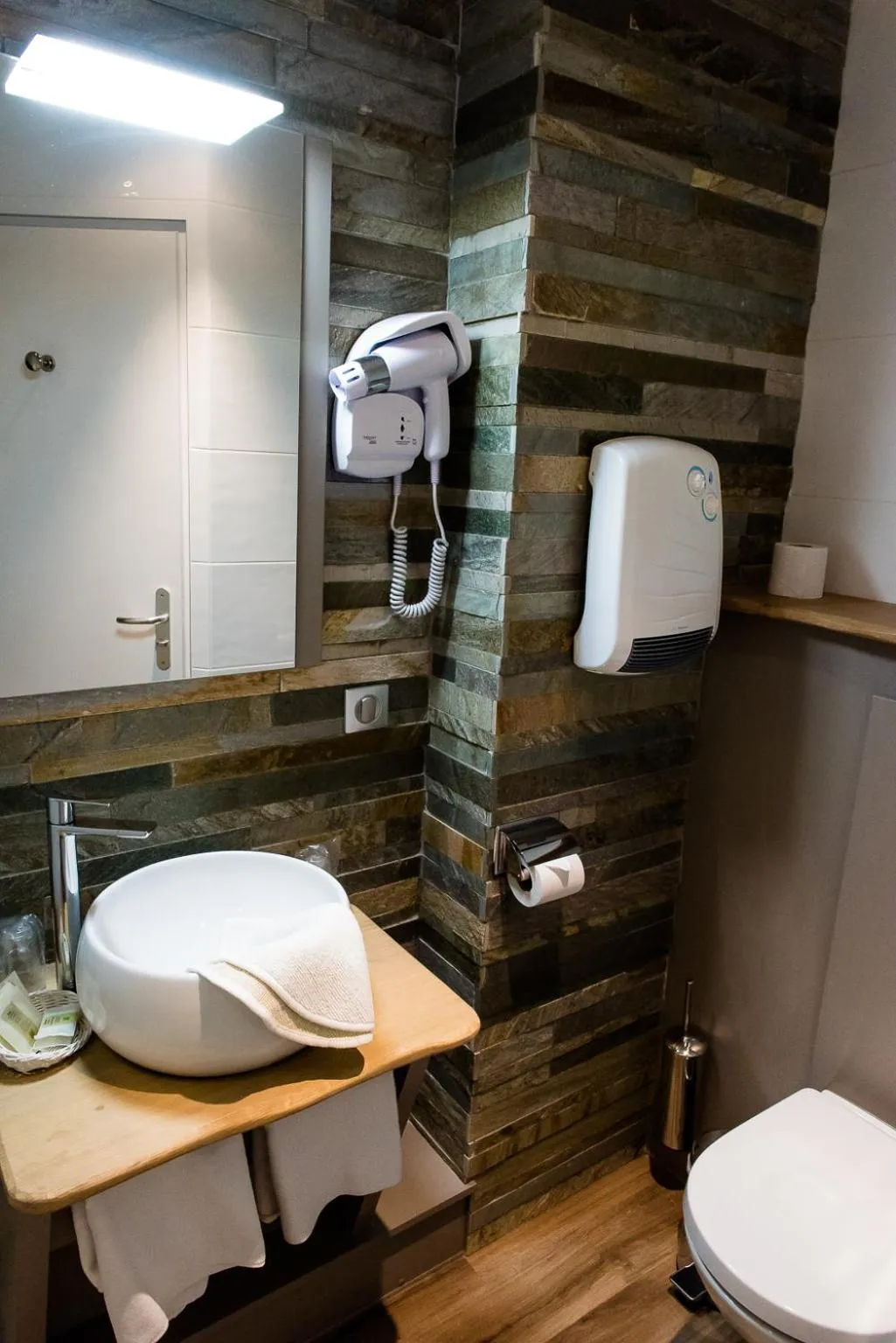 Bathroom in Logis Le Cheval Rouge