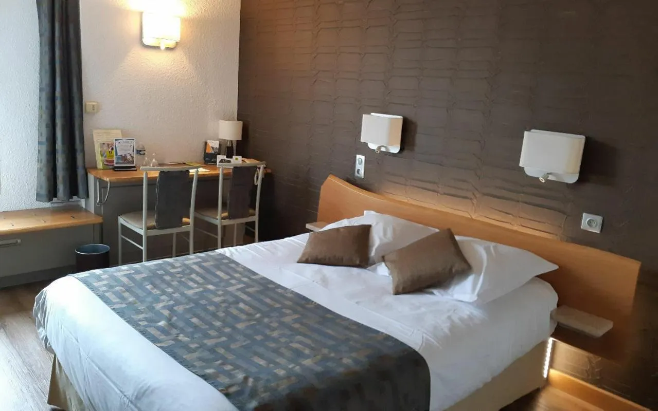 Bed in Logis Le Cheval Rouge