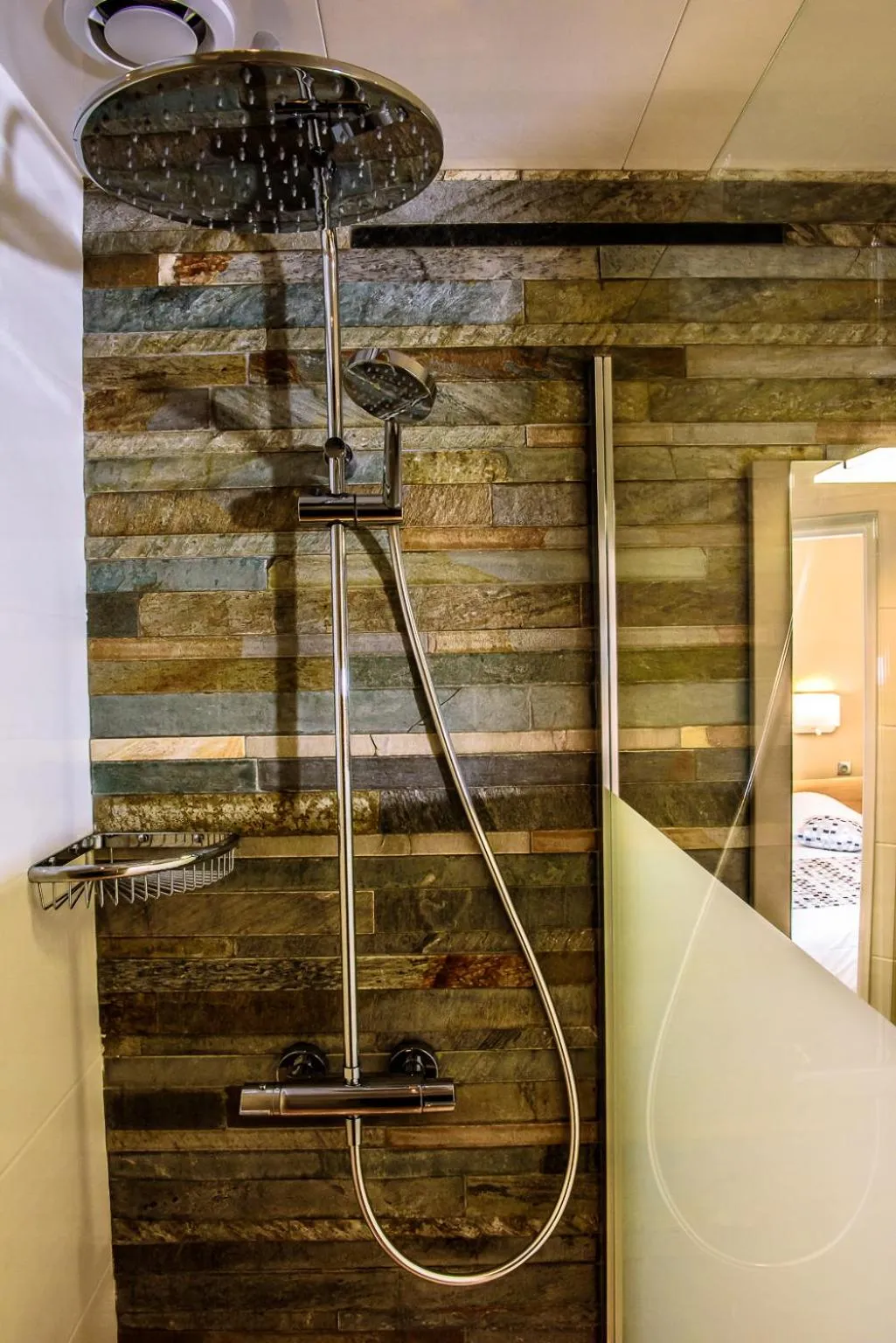 Shower in Logis Le Cheval Rouge