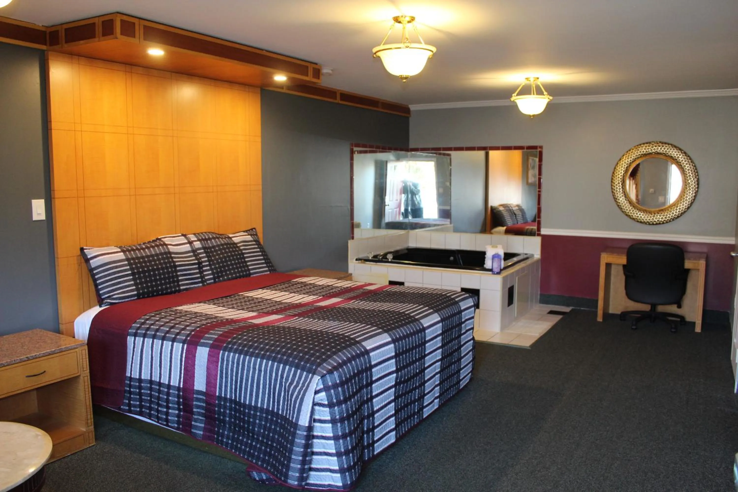 Hot Tub, Bed in Liberty Inn Absecon Atlantic City