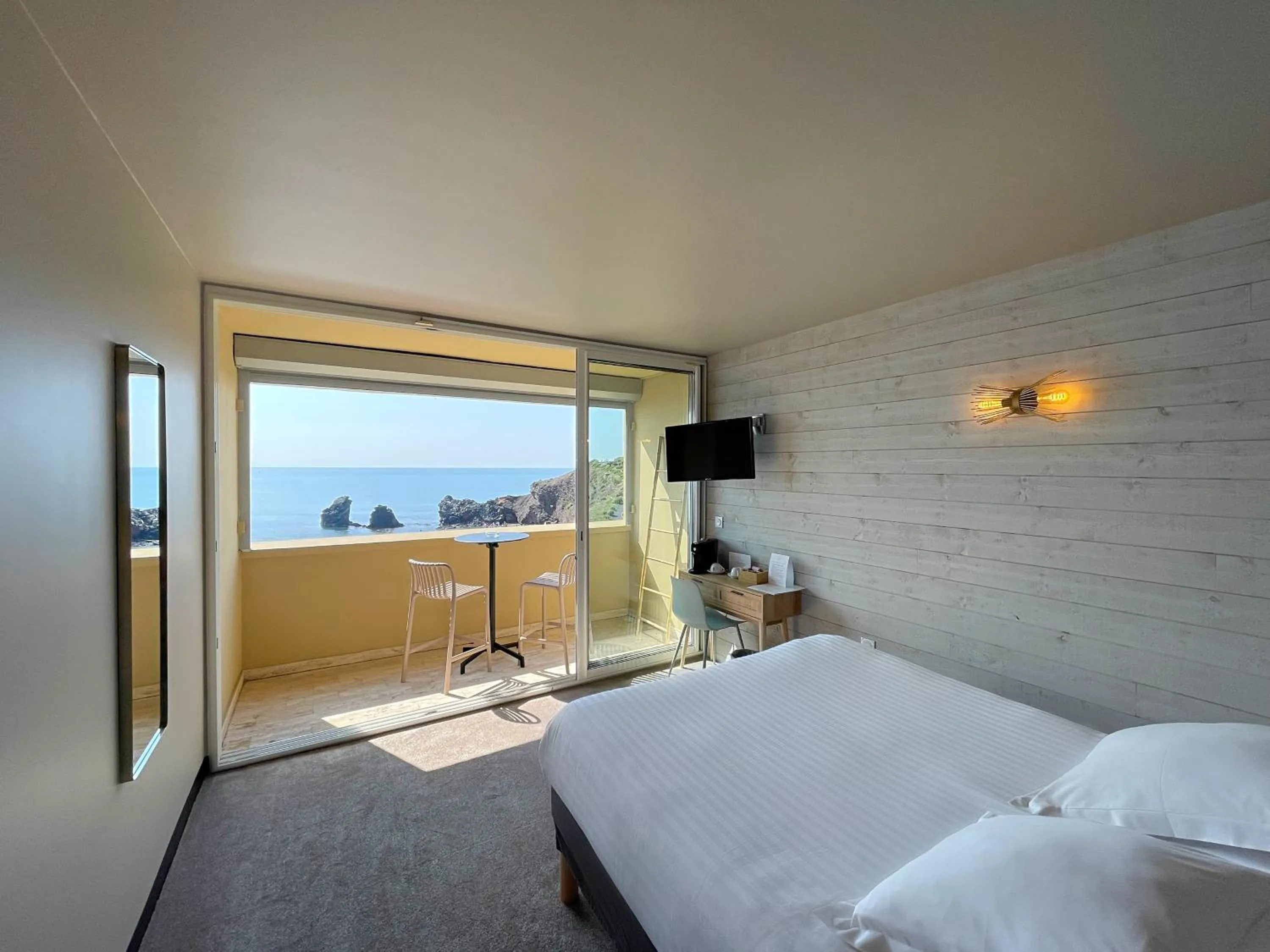 View (from property/room), Bed in Hôtel La Grande Conque