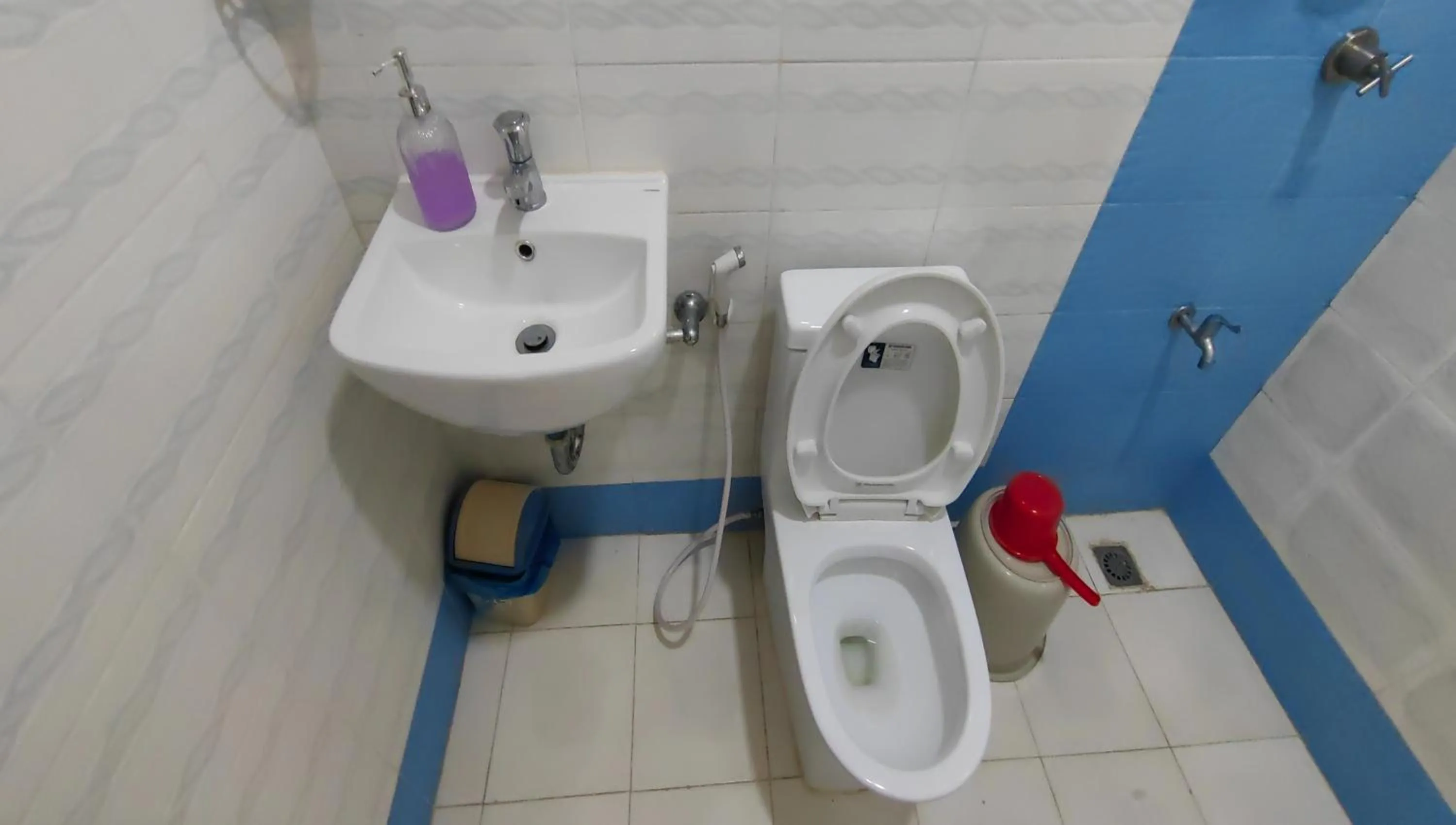 Shower in Pring Pension House Puerto Princesa