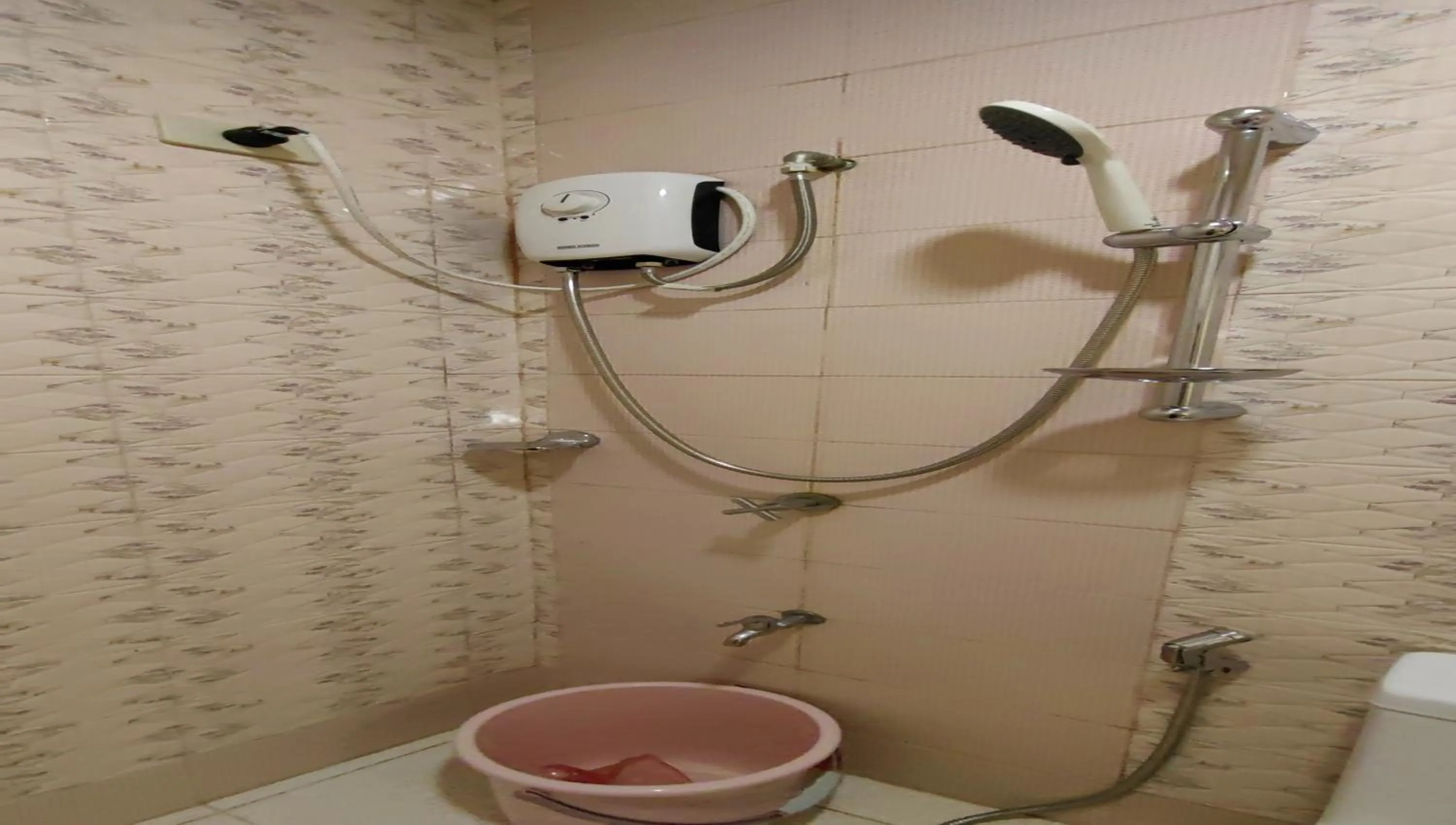 Shower in Pring Pension House Puerto Princesa