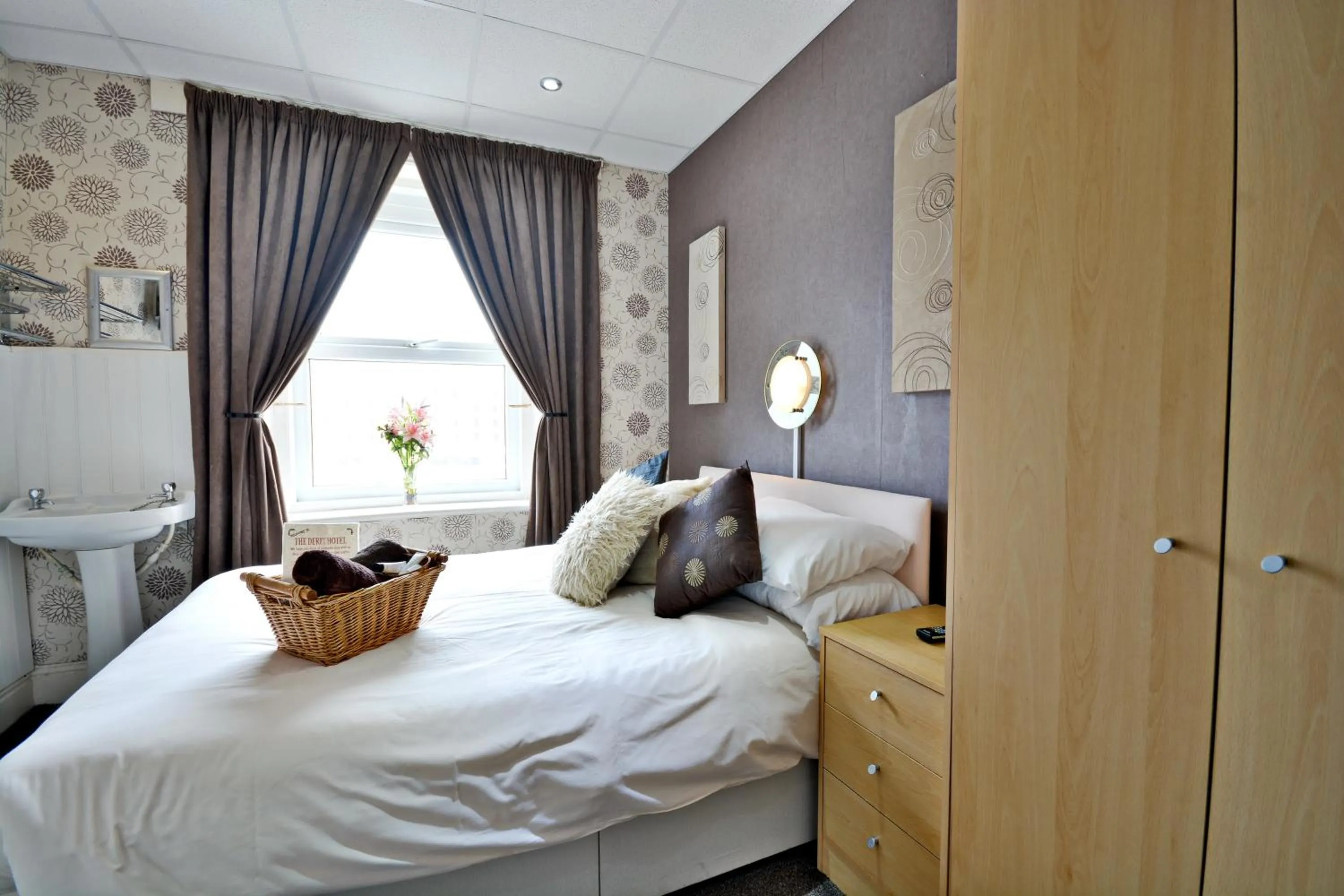 Bedroom, Bed in The Derby Hotel