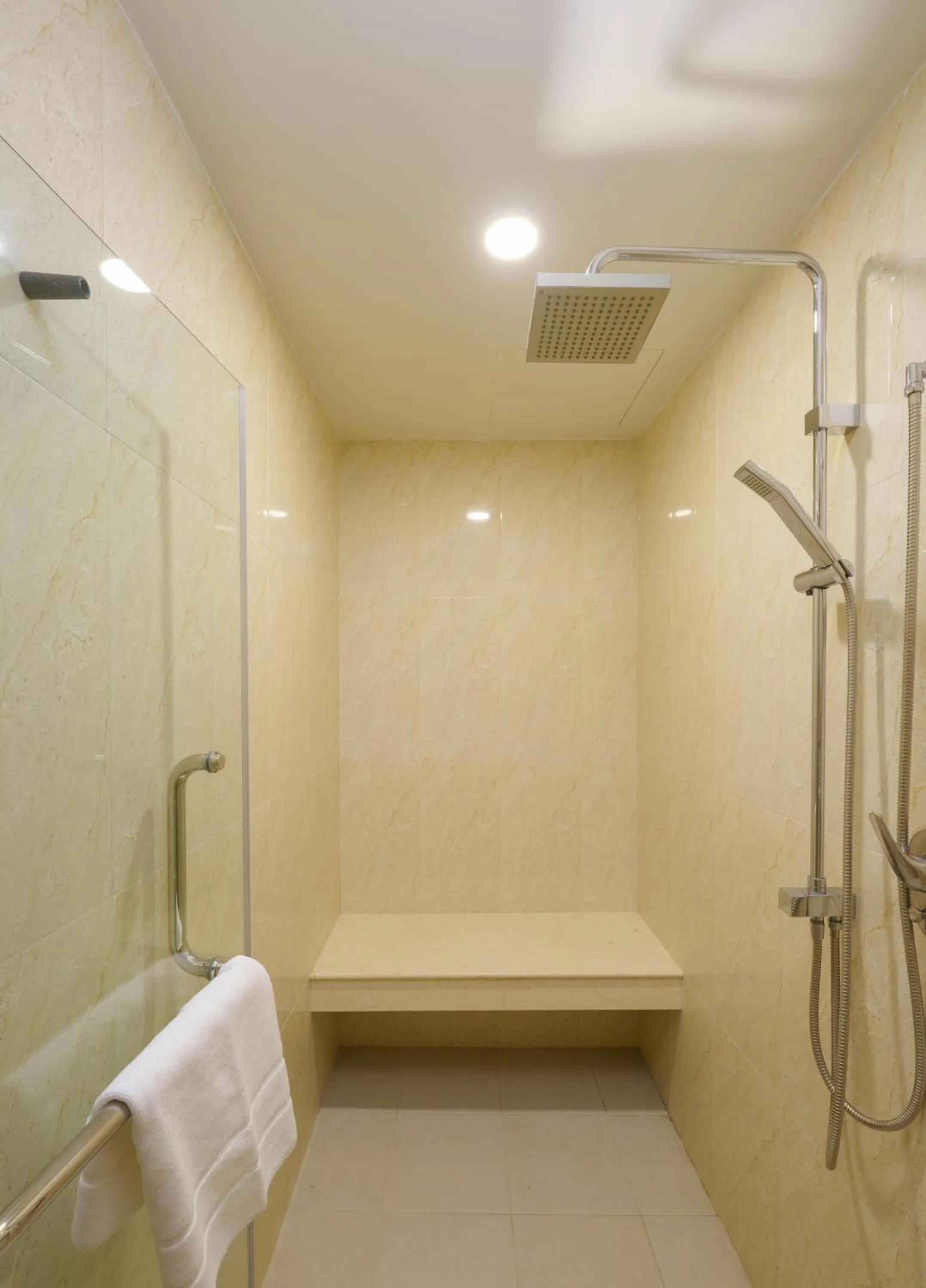 Shower in iCheck inn Thapra