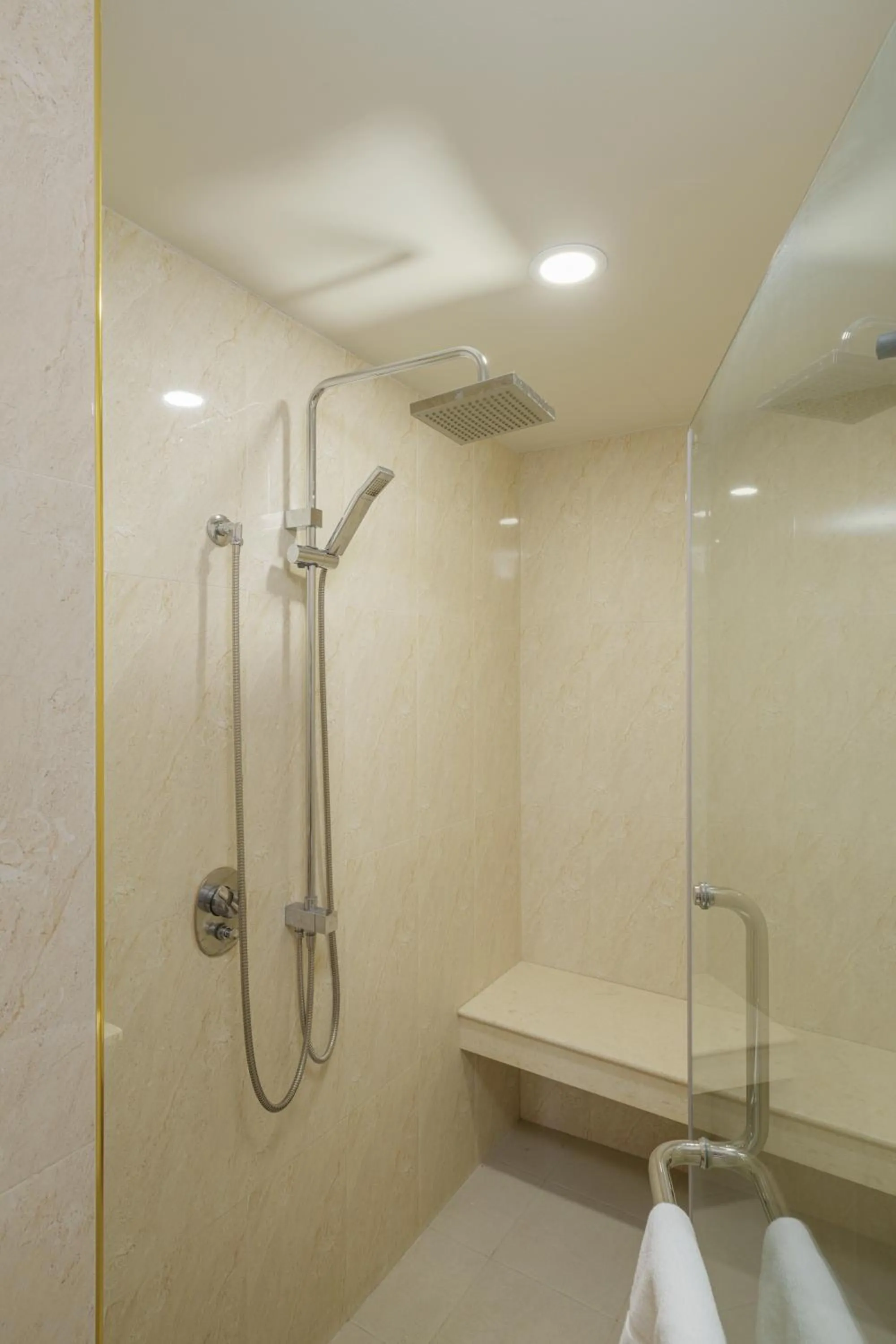 Shower in iCheck inn Thapra