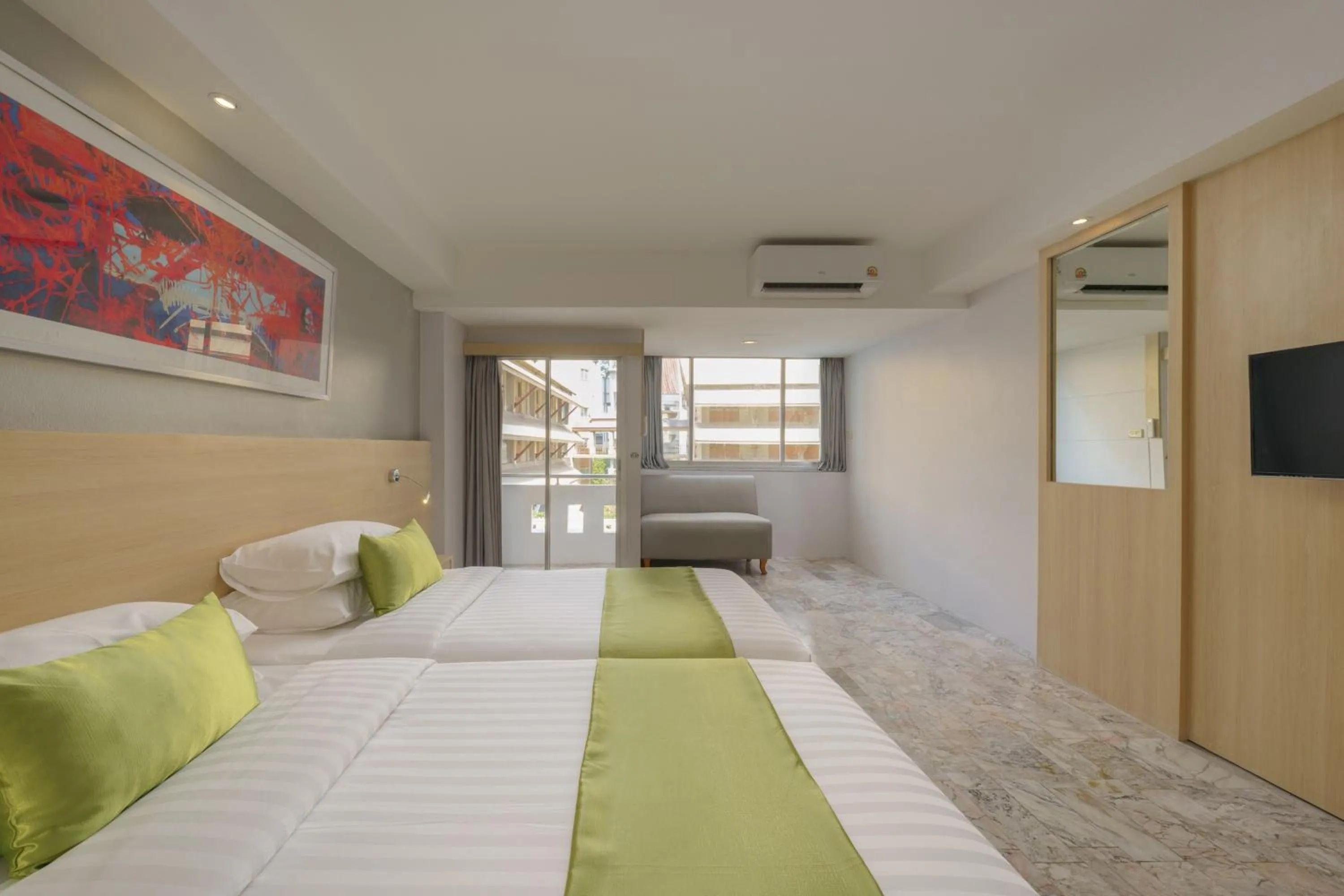 Communal lounge/ TV room, Bed in iCheck inn Thapra