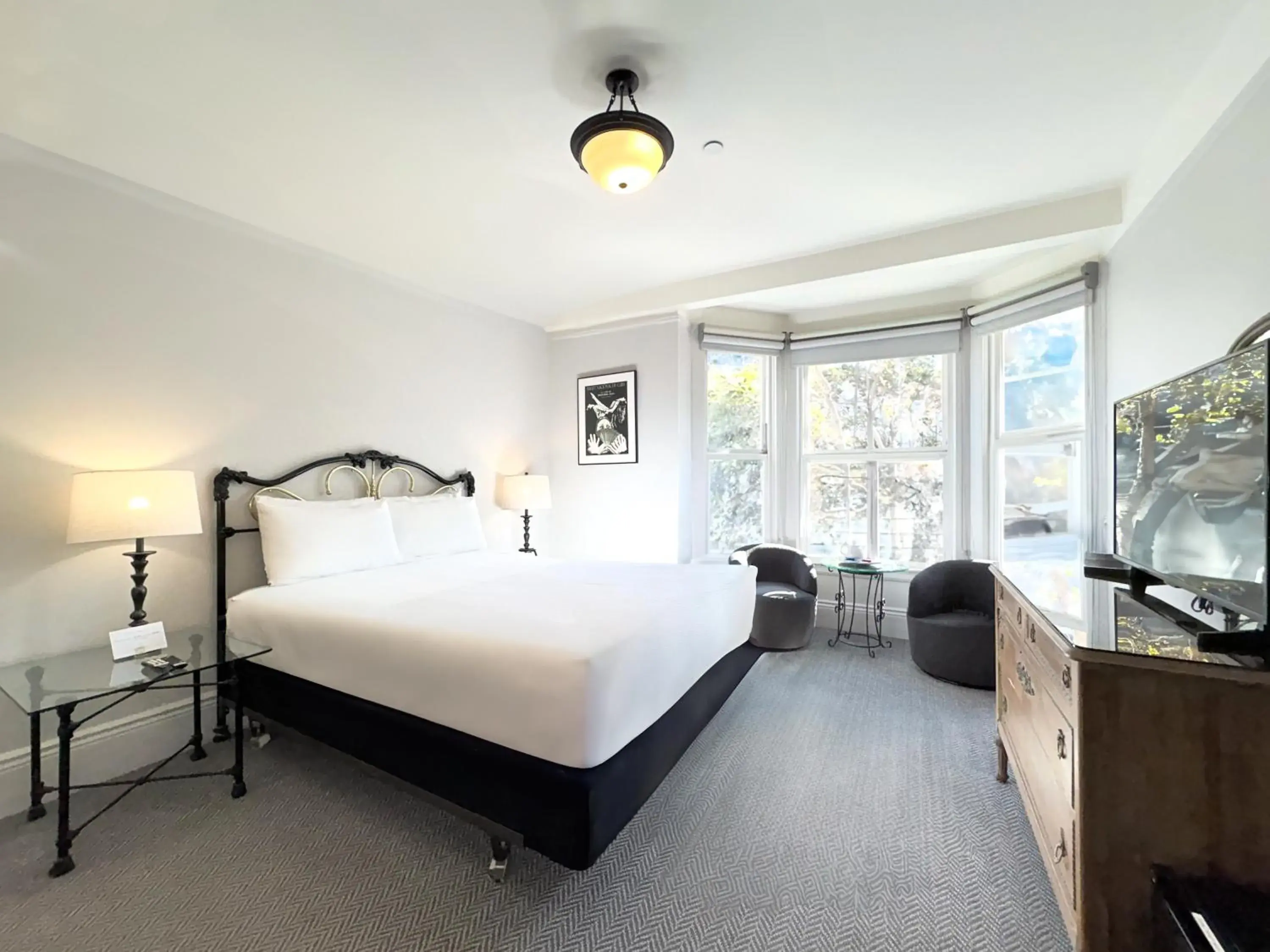 Deluxe Queen Room with Bay Windows in The Grove Inn Deluxe Queen Room with Bay Windows in The Grove Inn