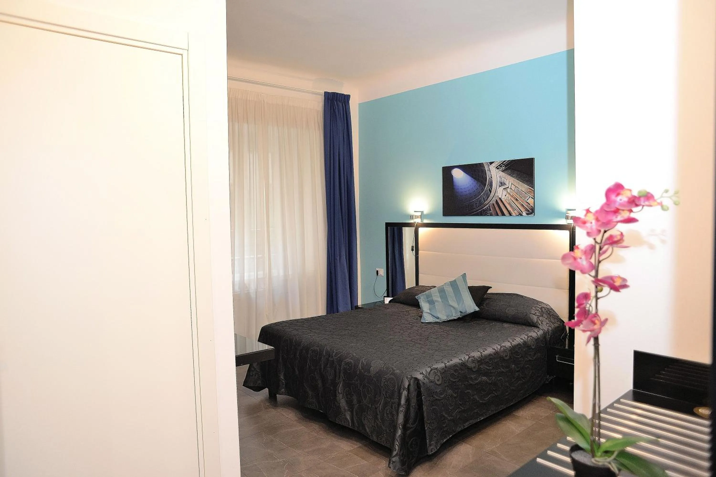 Photo of the whole room, Bed in Capital Suite