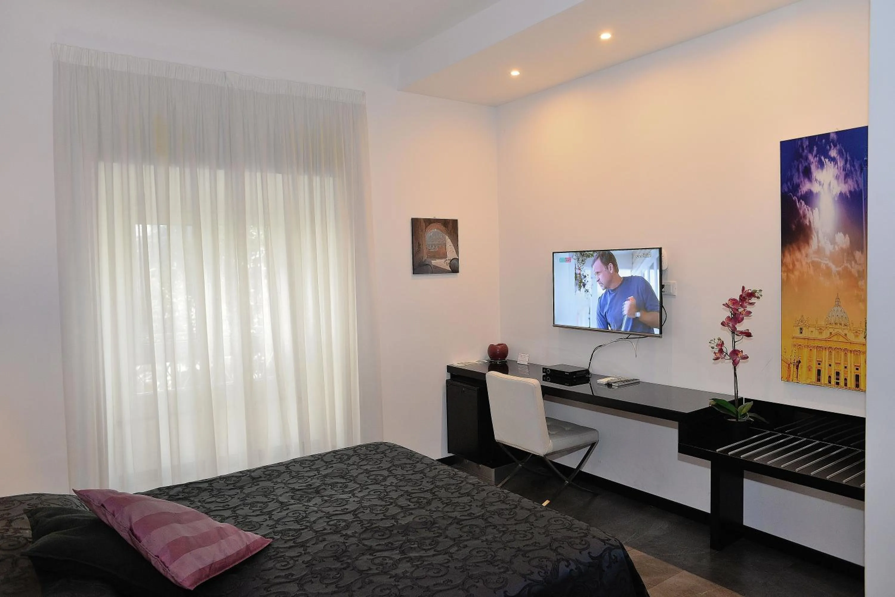 Photo of the whole room, Bed in Capital Suite