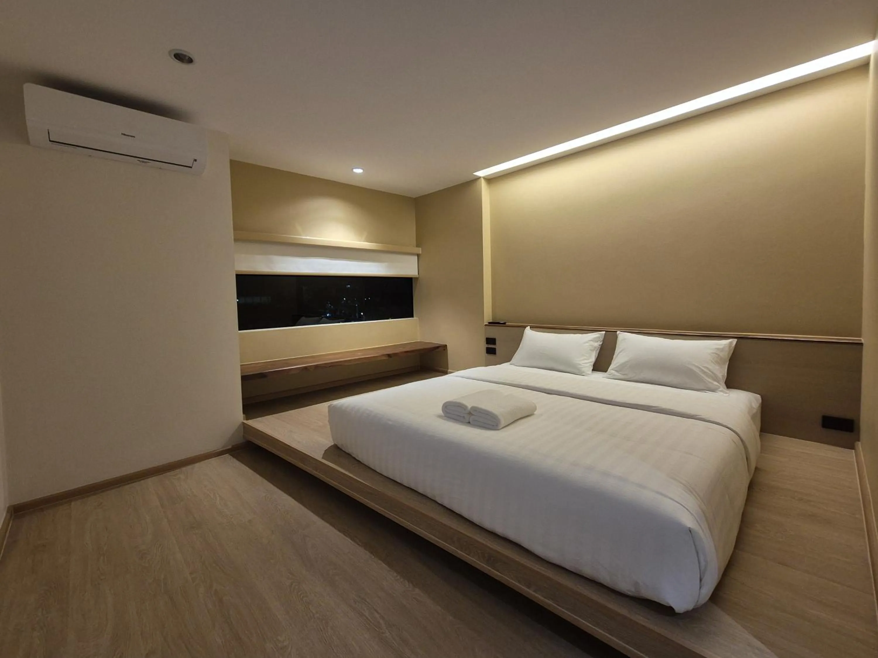 Bedroom, Bed in The Publyc Hotel