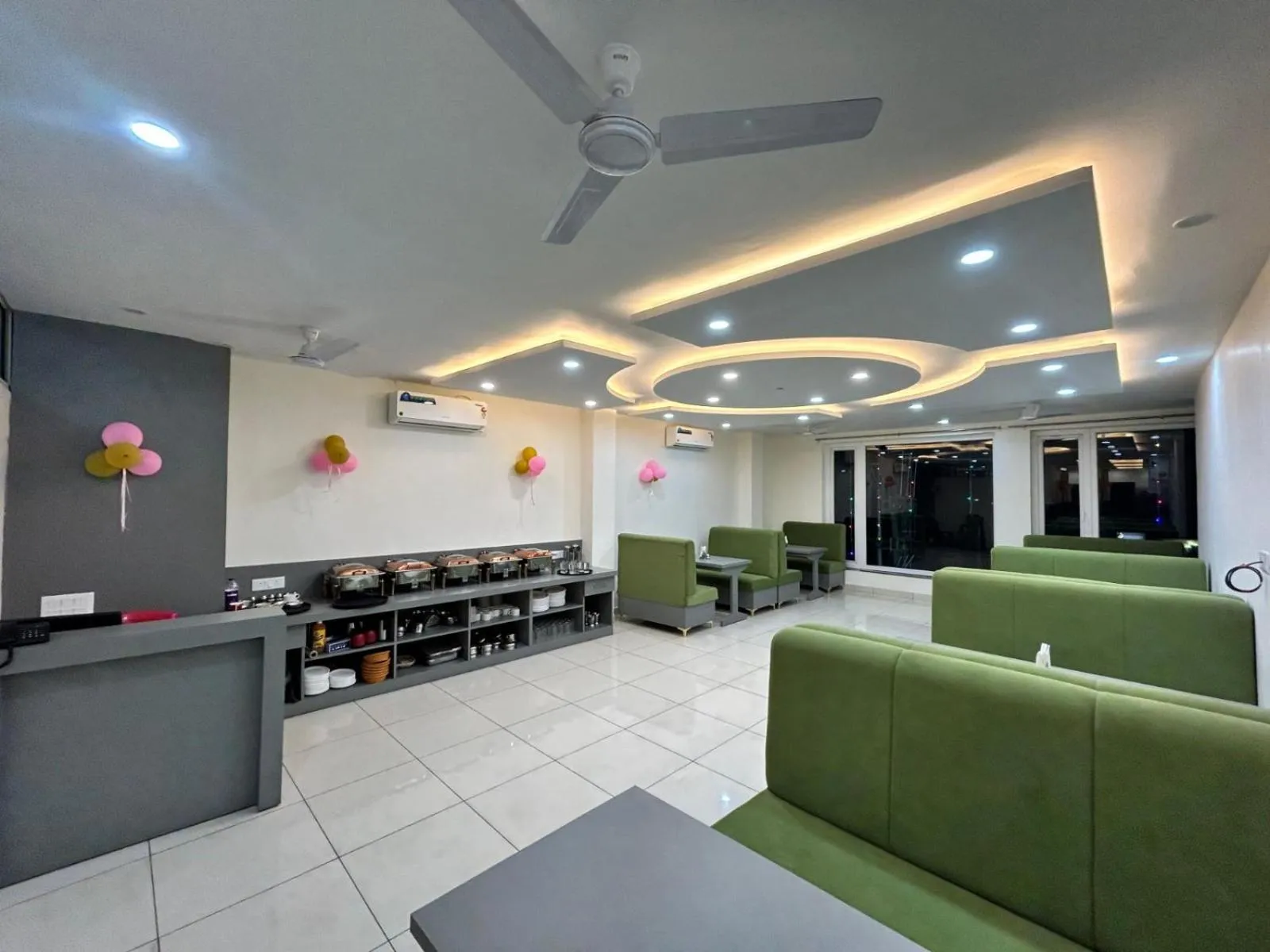 Restaurant/places to eat in Hotel The Katra Avenue