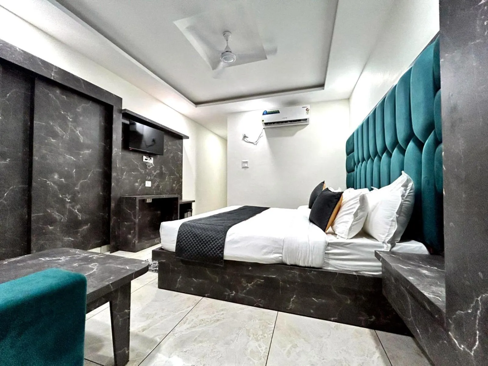 Bed in Hotel The Katra Avenue