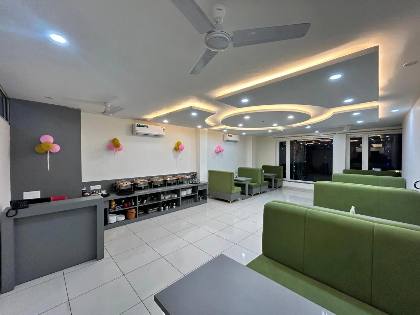 Restaurant/places to eat in Hotel The Katra Avenue