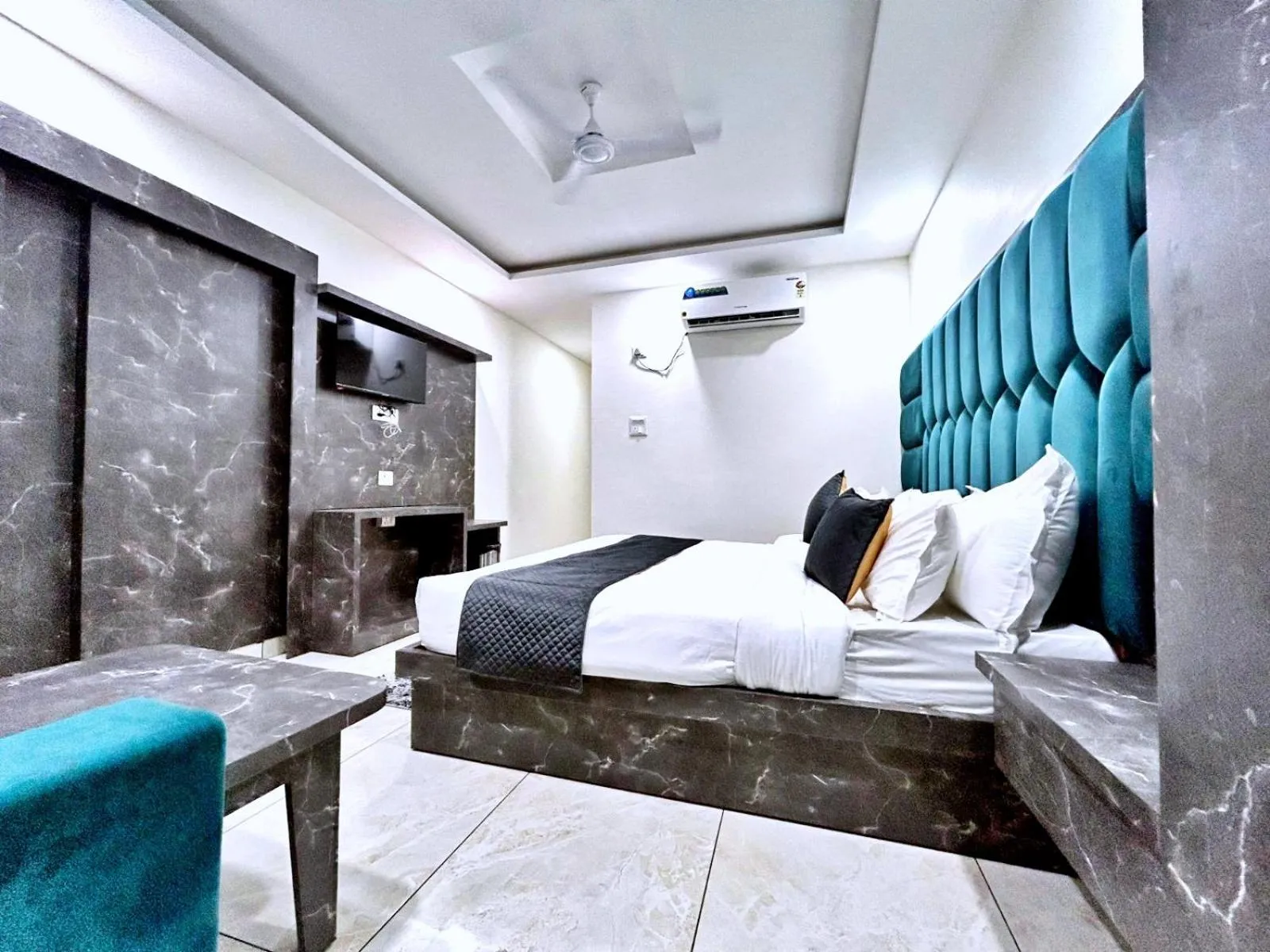 Bed in Hotel The Katra Avenue