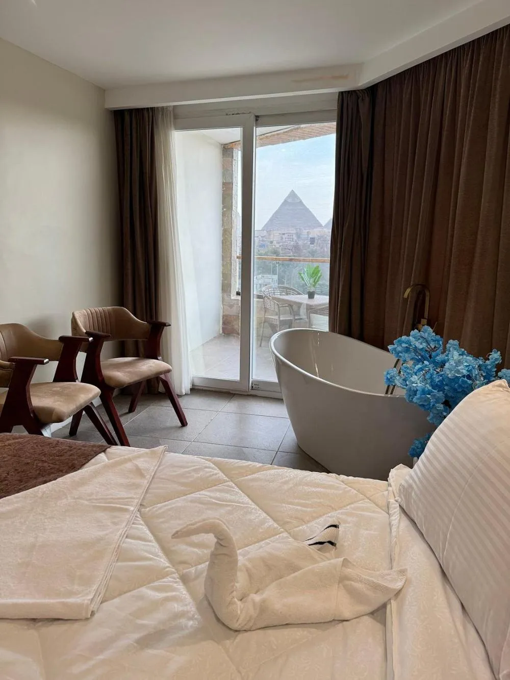 Bed in Eyes Of Egypt Pyramids View Boutique Hotel