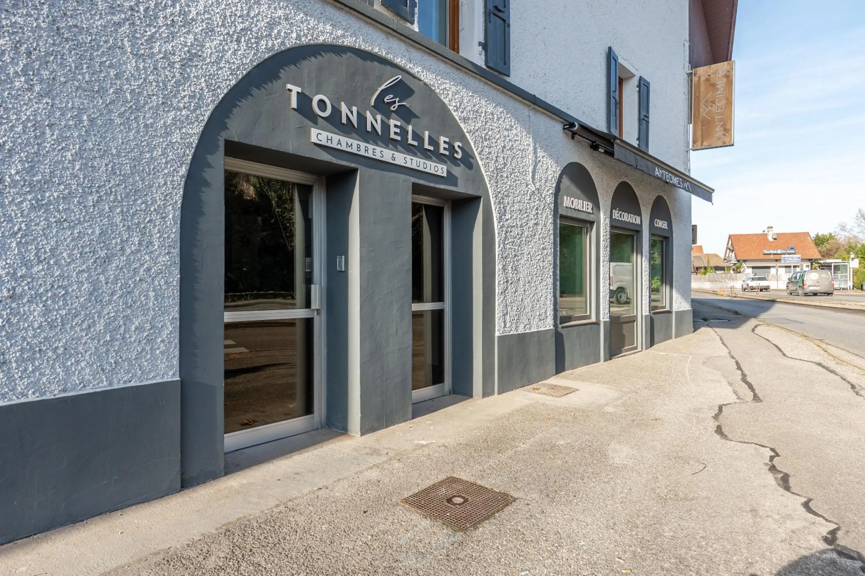 Property building in Les Tonnelles