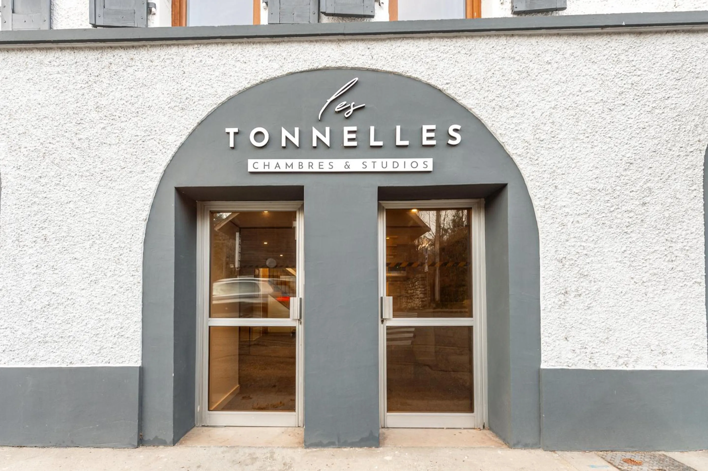 Property building in Les Tonnelles
