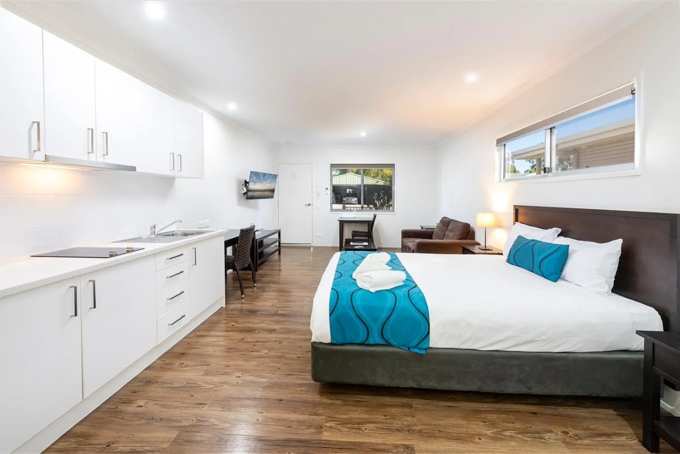 Photo of the whole room, Bed in Chinchilla Tourist Park