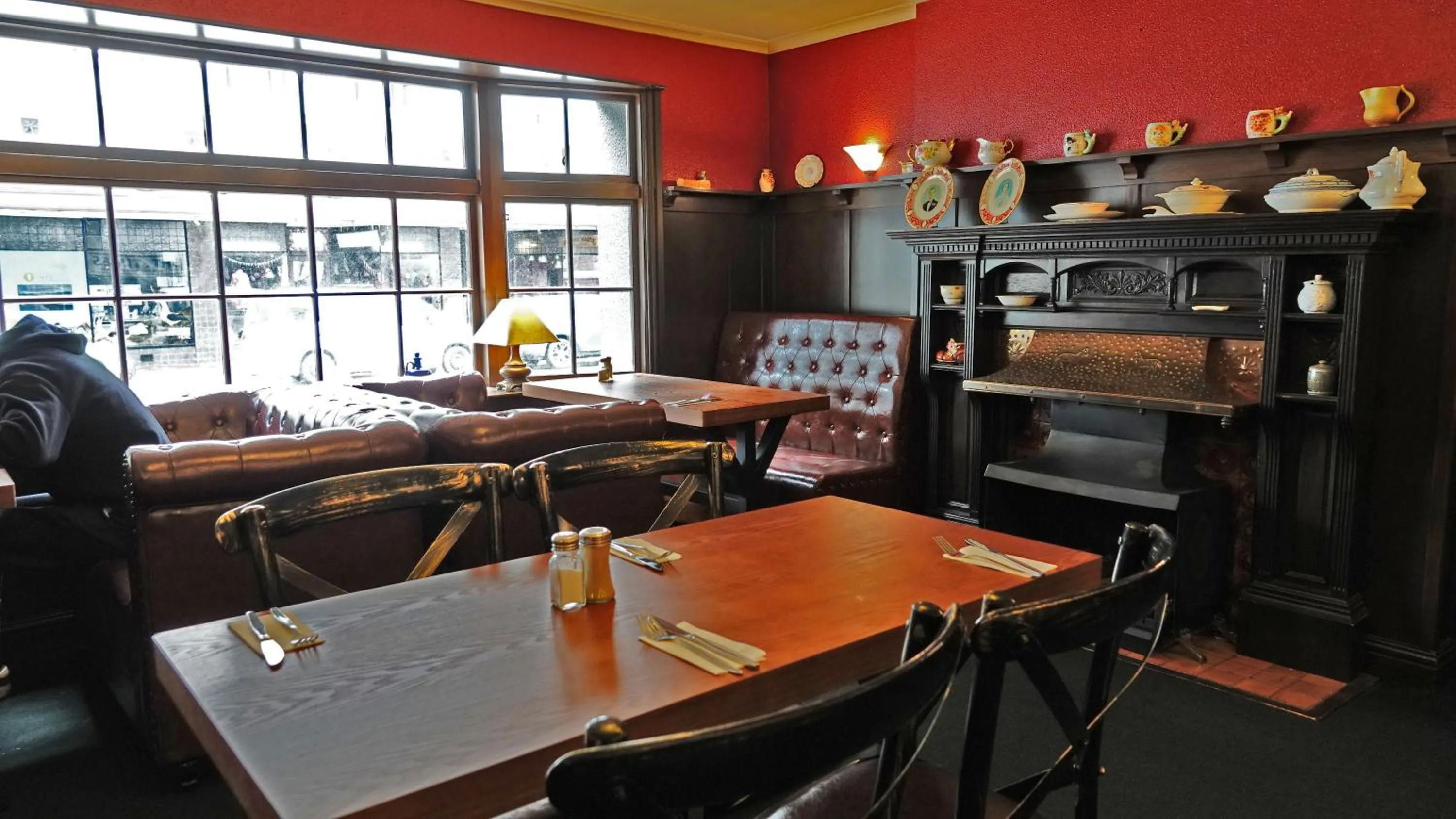 Restaurant/places to eat in Law Courts Hotel