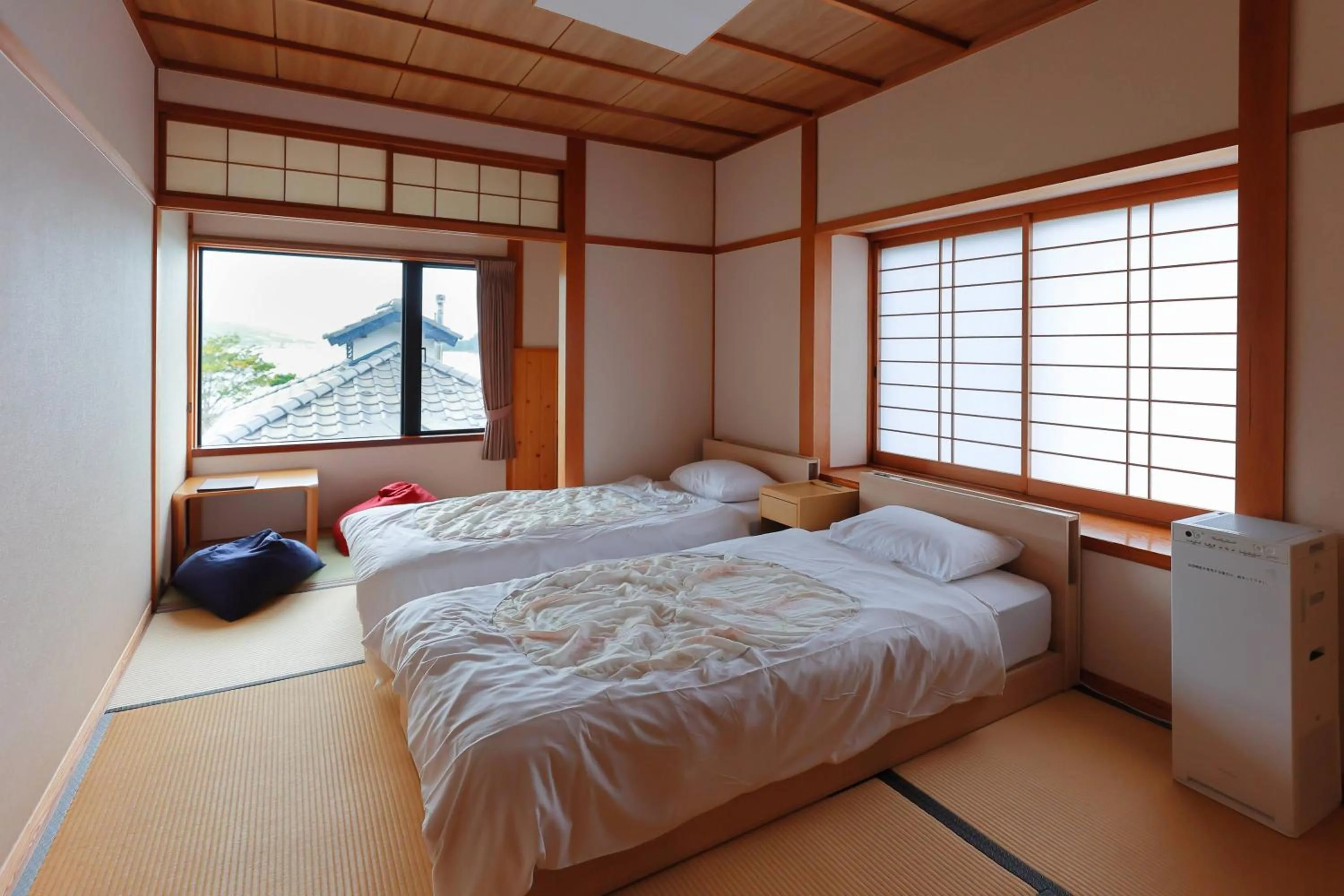 Photo of the whole room, Bed in Jinpuso