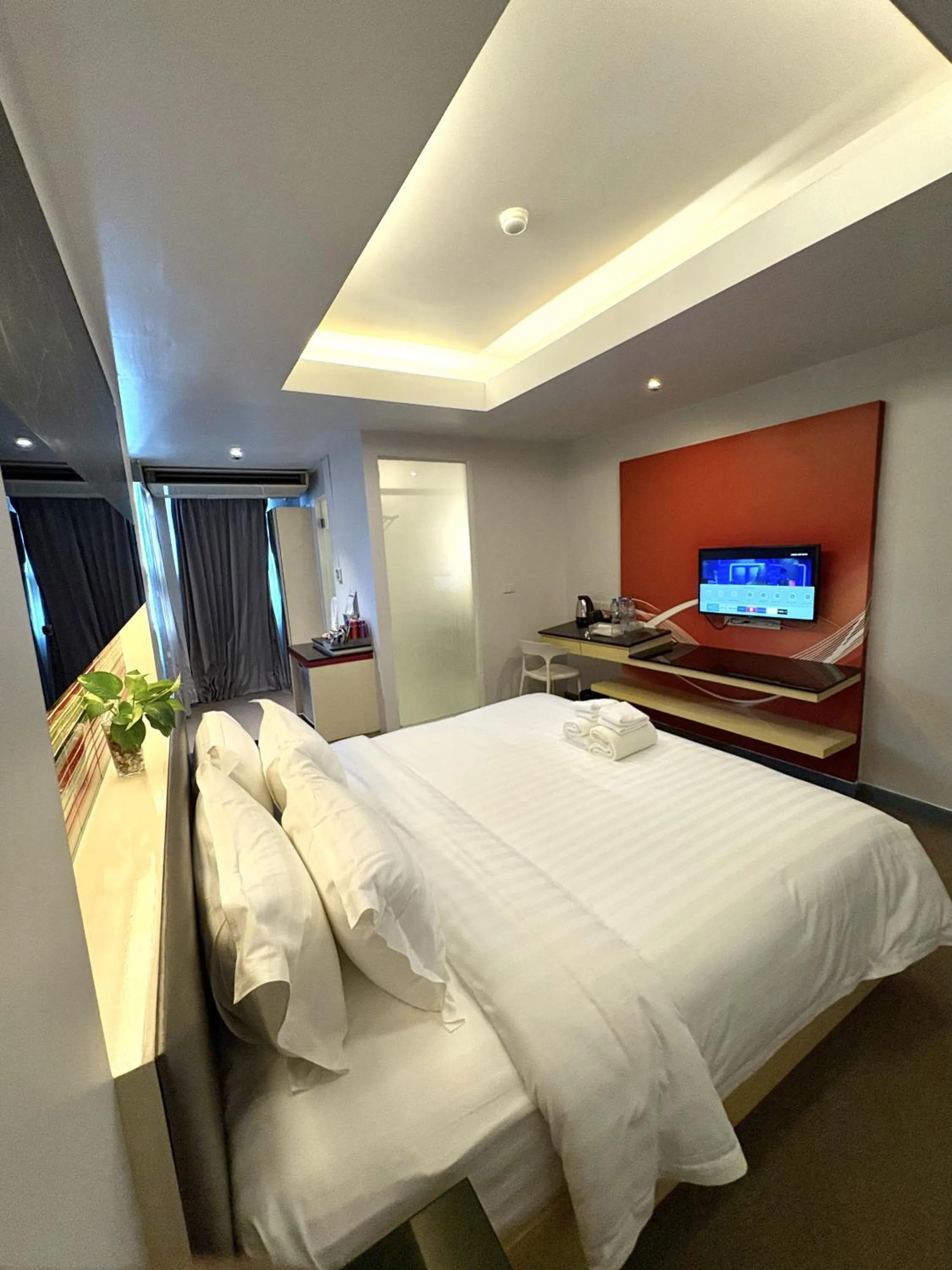 Bedroom, Bed in Klassique Sukhumvit Hotel