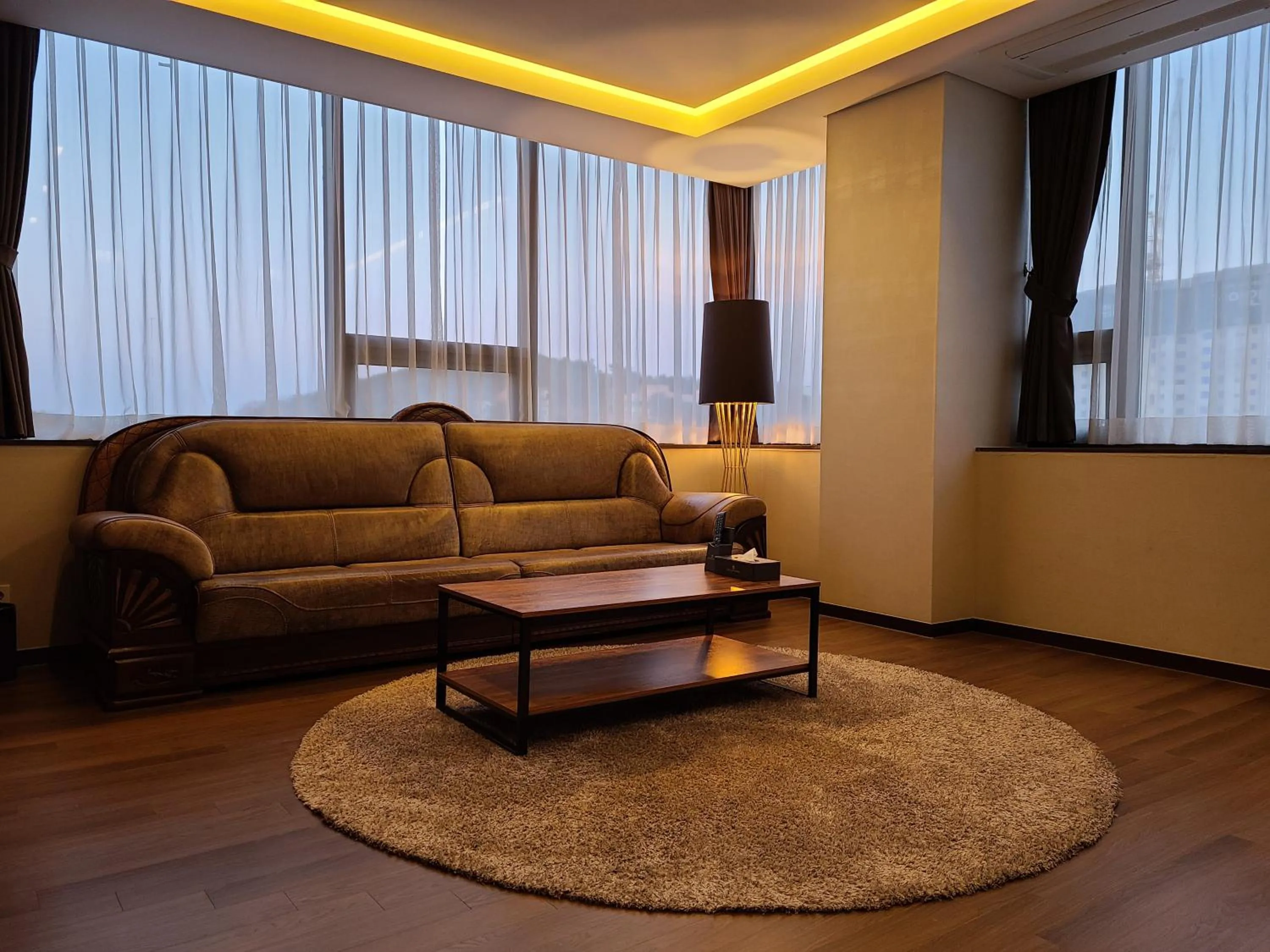 Living room in New Donghae Tourist Hotel