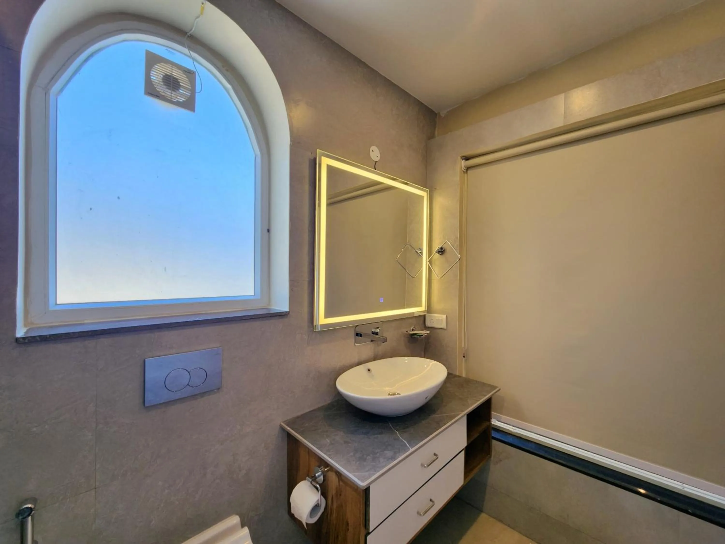 Bathroom in The Hamilton Kasauli