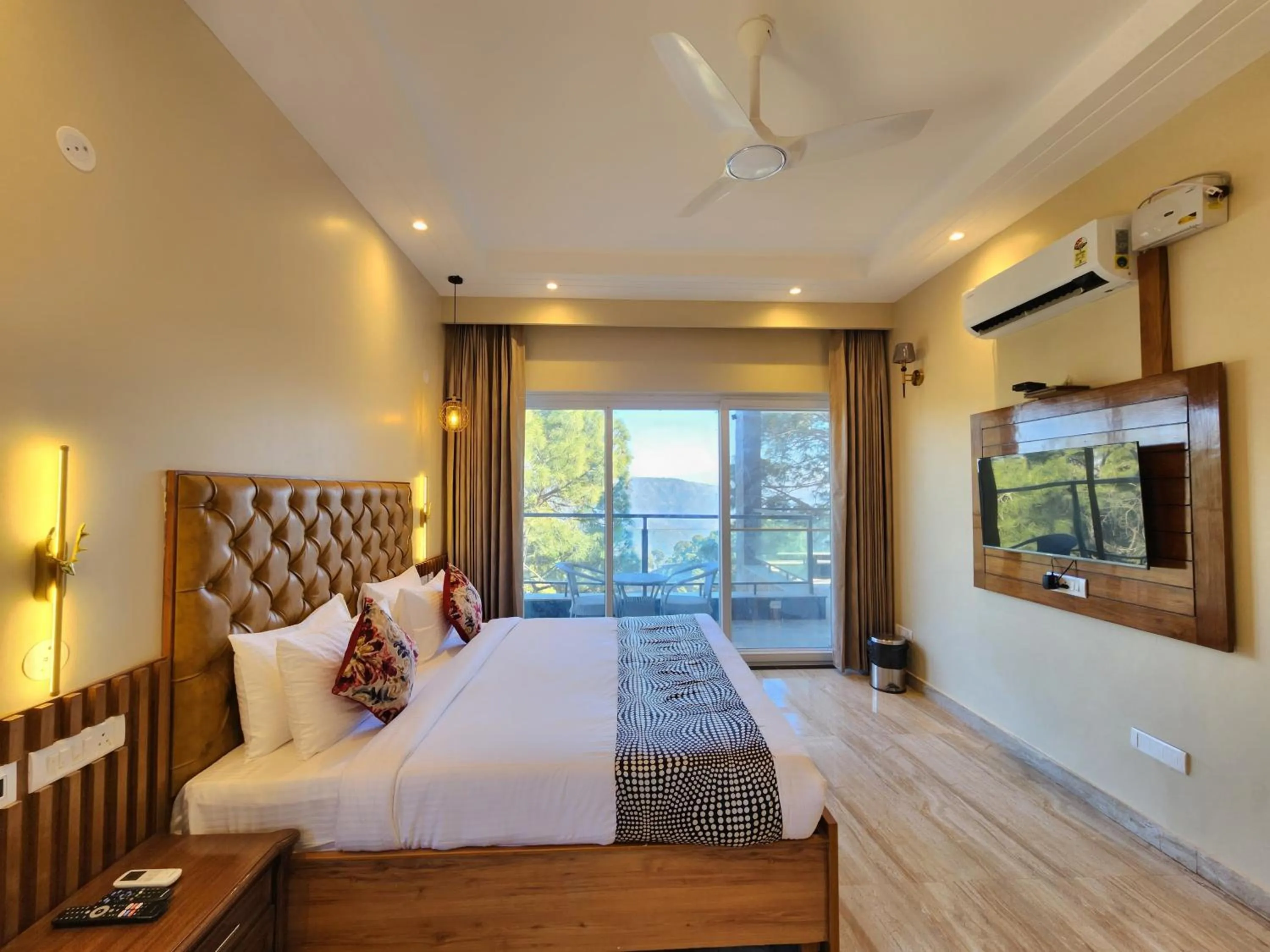 Photo of the whole room, Bed in The Hamilton Kasauli